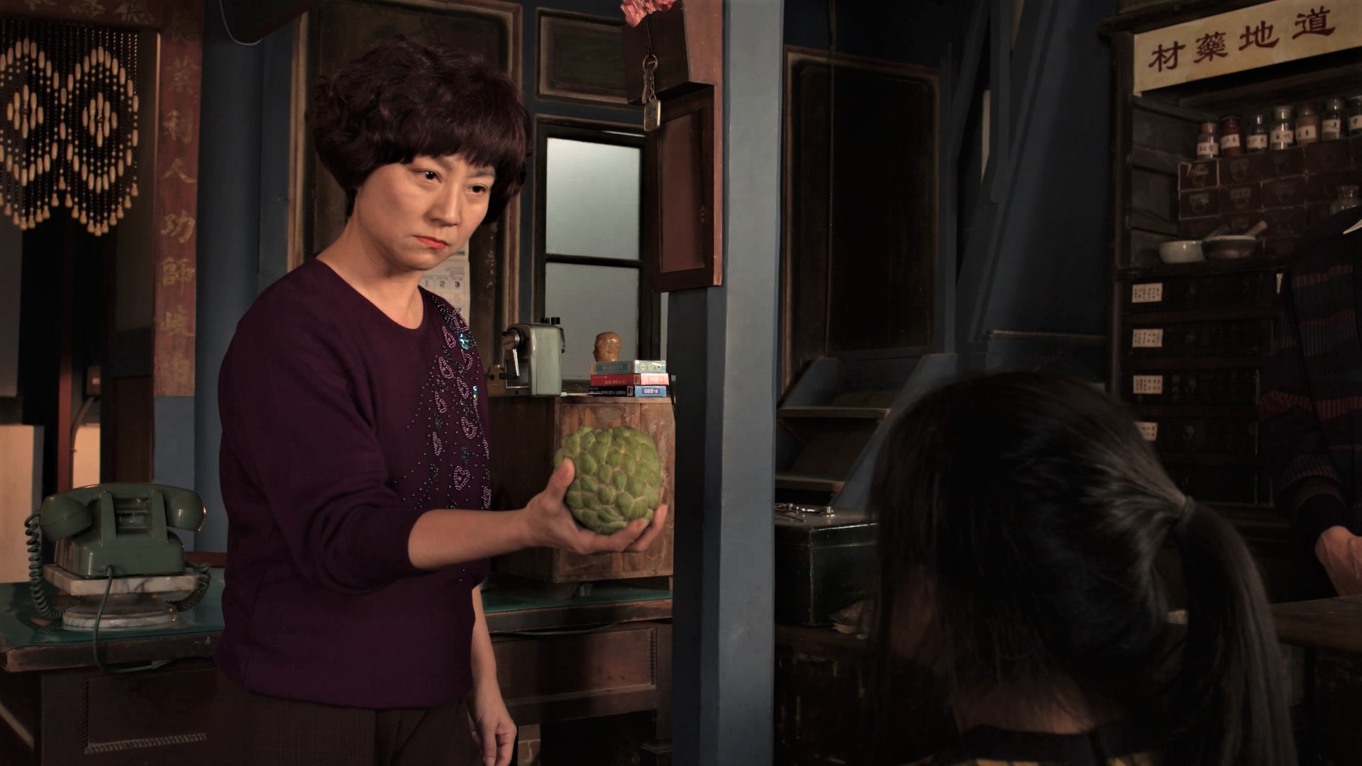 楊麗音劇中捏爆釋迦來暗喻女性貞操。（華視提供）