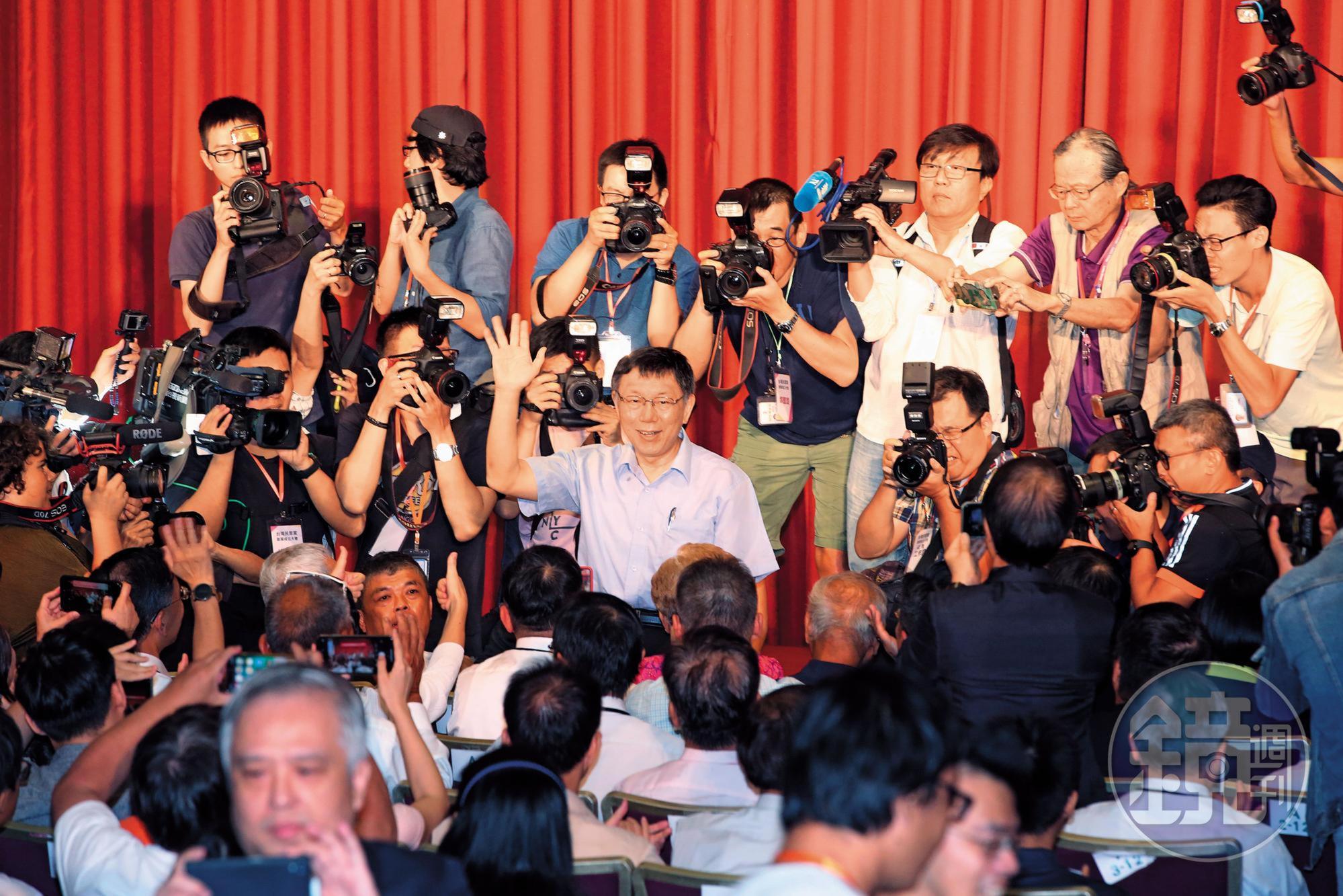 曾說「別把獅子趕進籠子」的柯文哲選在8月6日生日當天創立「台灣民眾黨」，他強調「這個黨不會是籠子」。