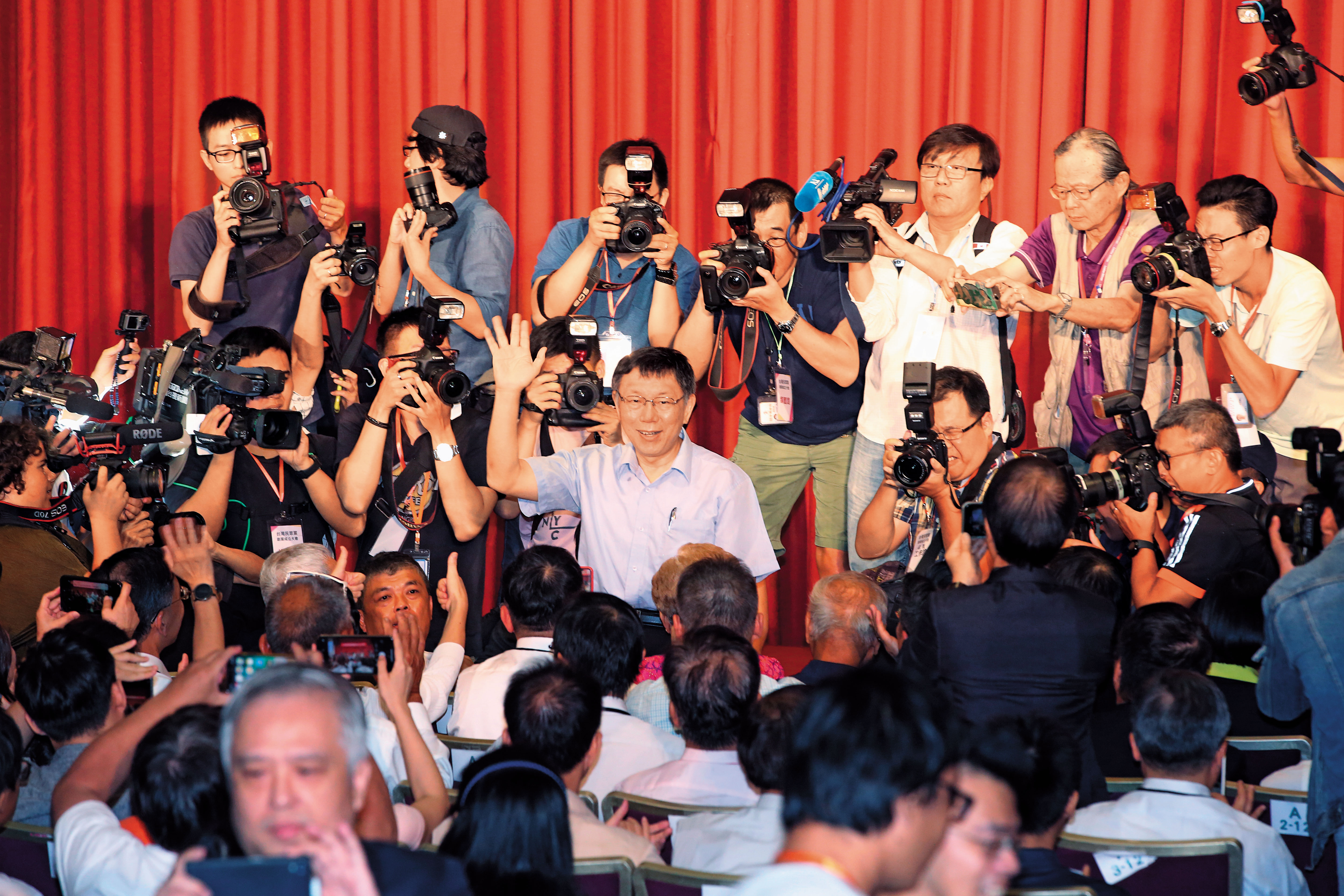 曾說「別把獅子趕進籠子」的柯文哲選在8月6日生日當天創立「台灣民眾黨」，他強調「這個黨不會是籠子」。