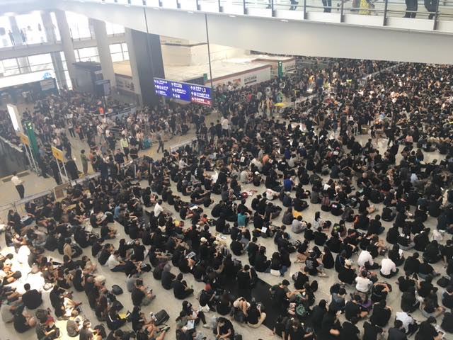 反送中示威者再次湧入香港機場，造成機場癱瘓，圖為昨日狀況。（翻攝香港地臉書）