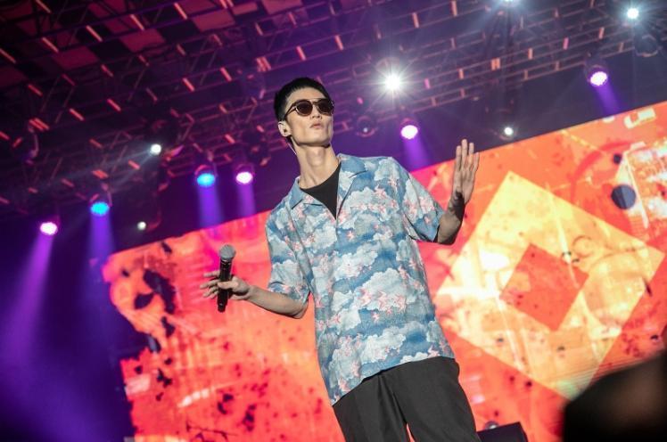 KKBOX觀察嘻哈曲風聆聽趨勢明顯成長，推出致力於推廣華語Urban音樂文化的平台「龍虎門」，於去年舉辦的龍虎門音樂節由李英宏壓軸演出。（KKBOX提供）