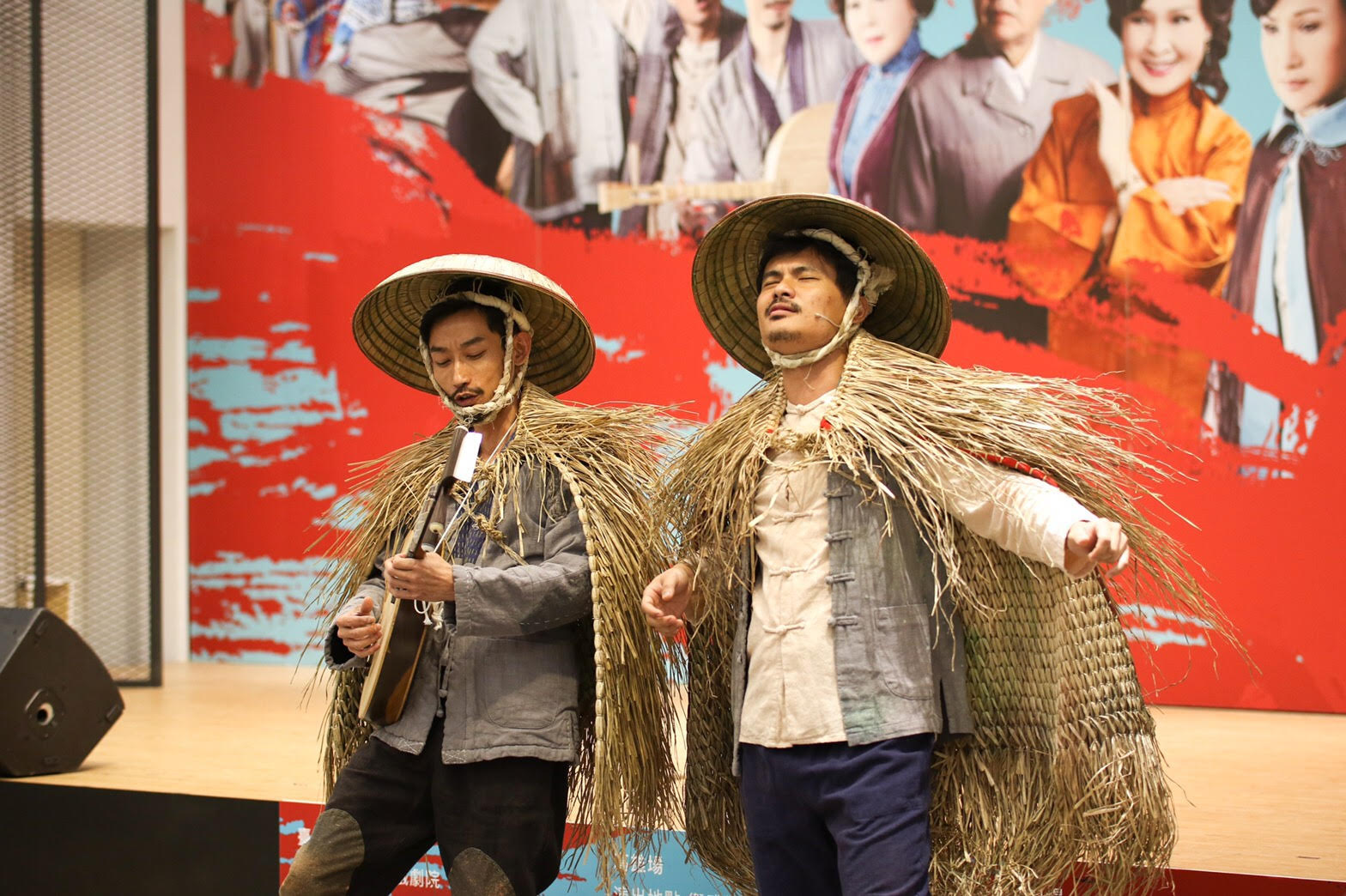 陳竹昇（左）為《月夜情愁》苦練月琴，他說：「我是跟YouTube拜師學藝的！」（唐美雲歌仔戲團提供）