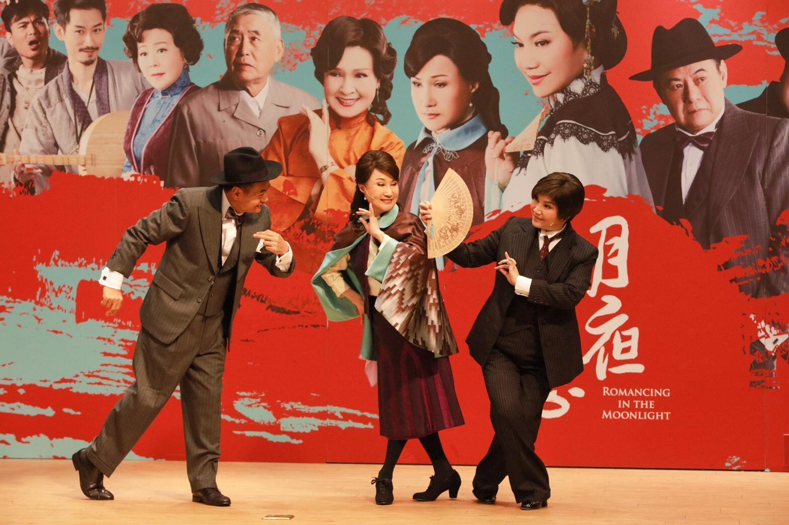 《月夜情愁》中左起蔡振南、小咪、唐美雲有精彩對手戲。（唐美雲歌仔戲團提供）