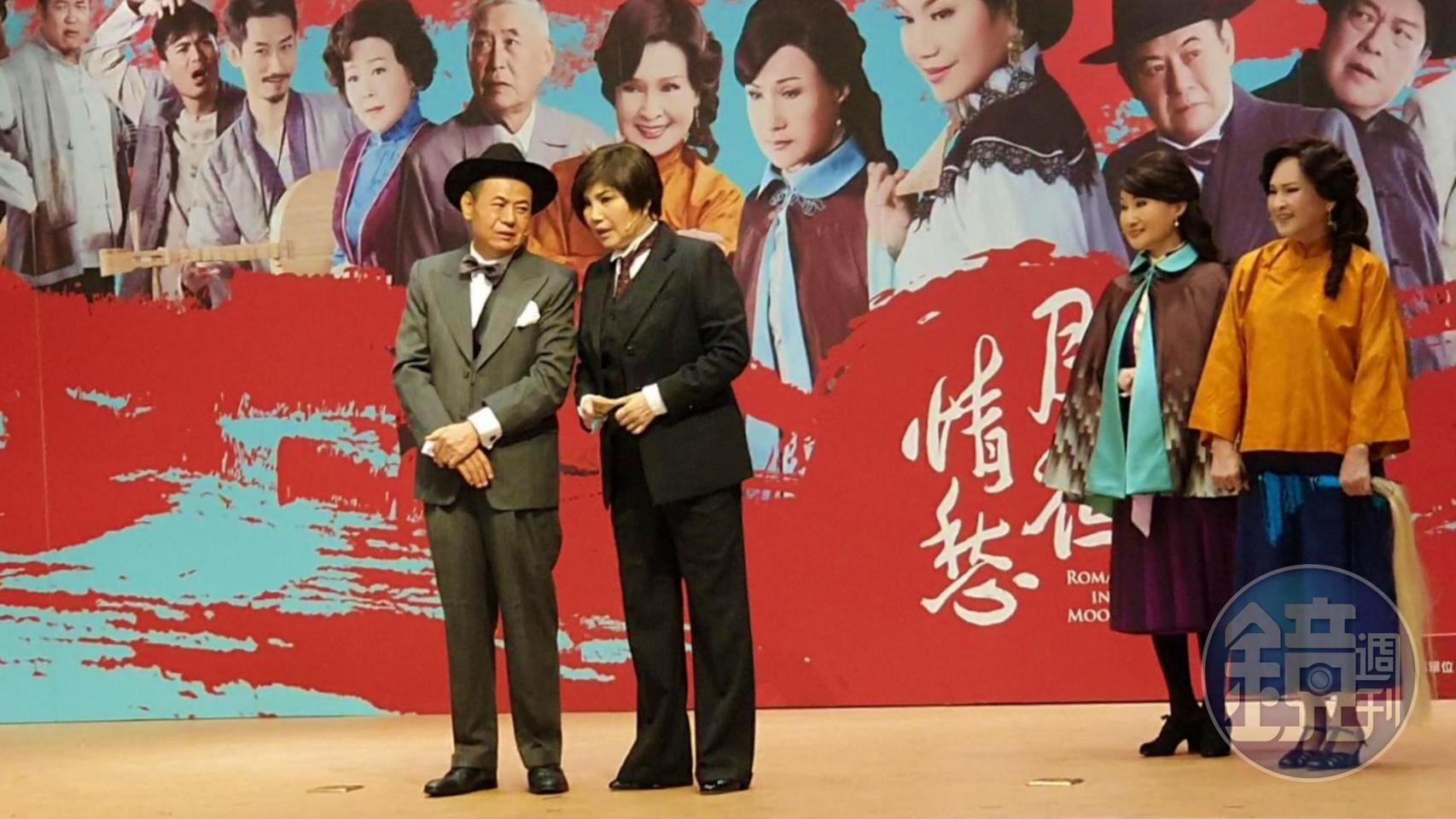 蔡振南(左)與唐美雲在《月夜情愁》同台演出。
