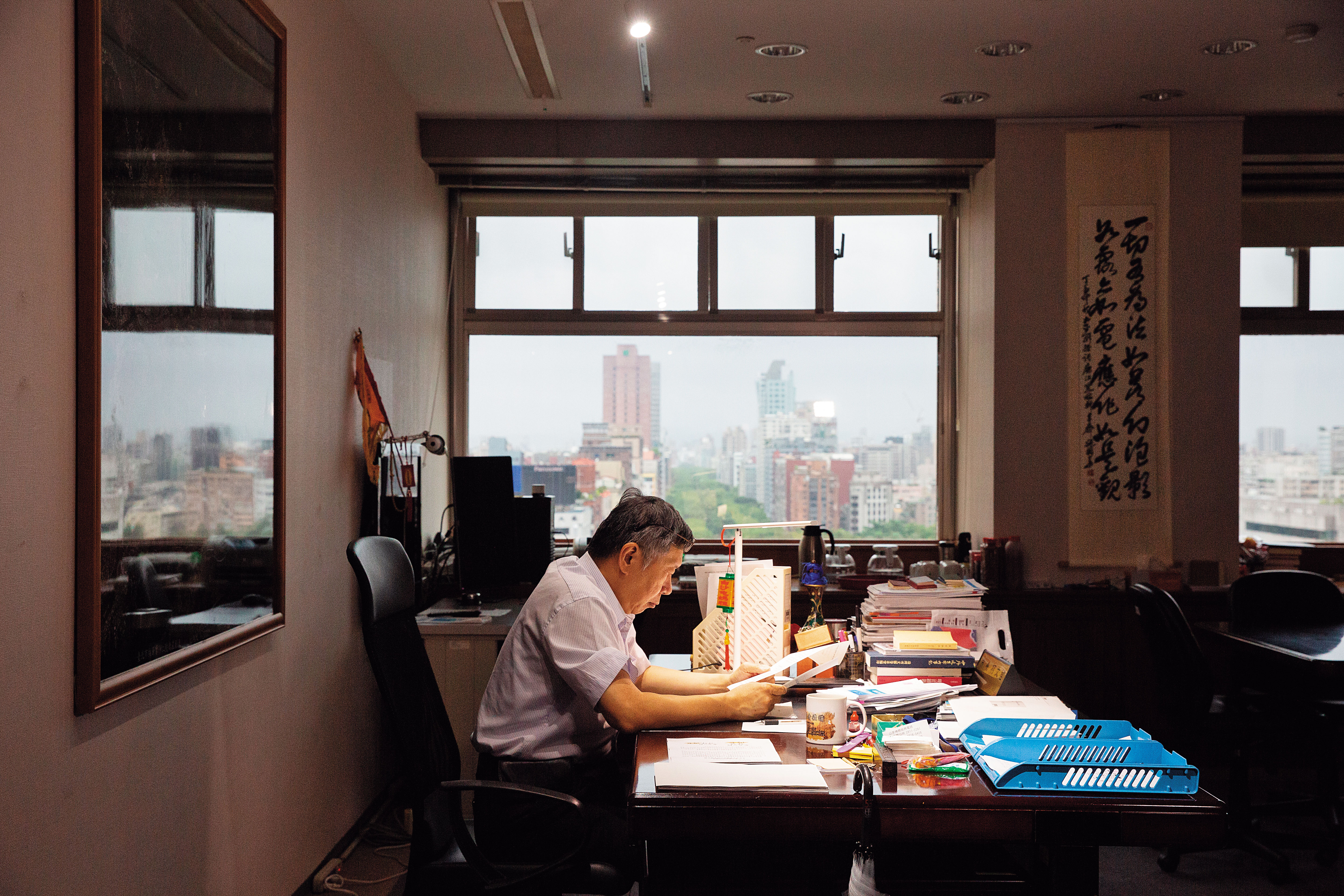 台北市長辦公室窗外即是仁愛路,一路到底便是總統府。柯坦言這次是參選最好時機,但卻以諸葛亮「六出祁山」故事吐露徐圖進取的心聲。