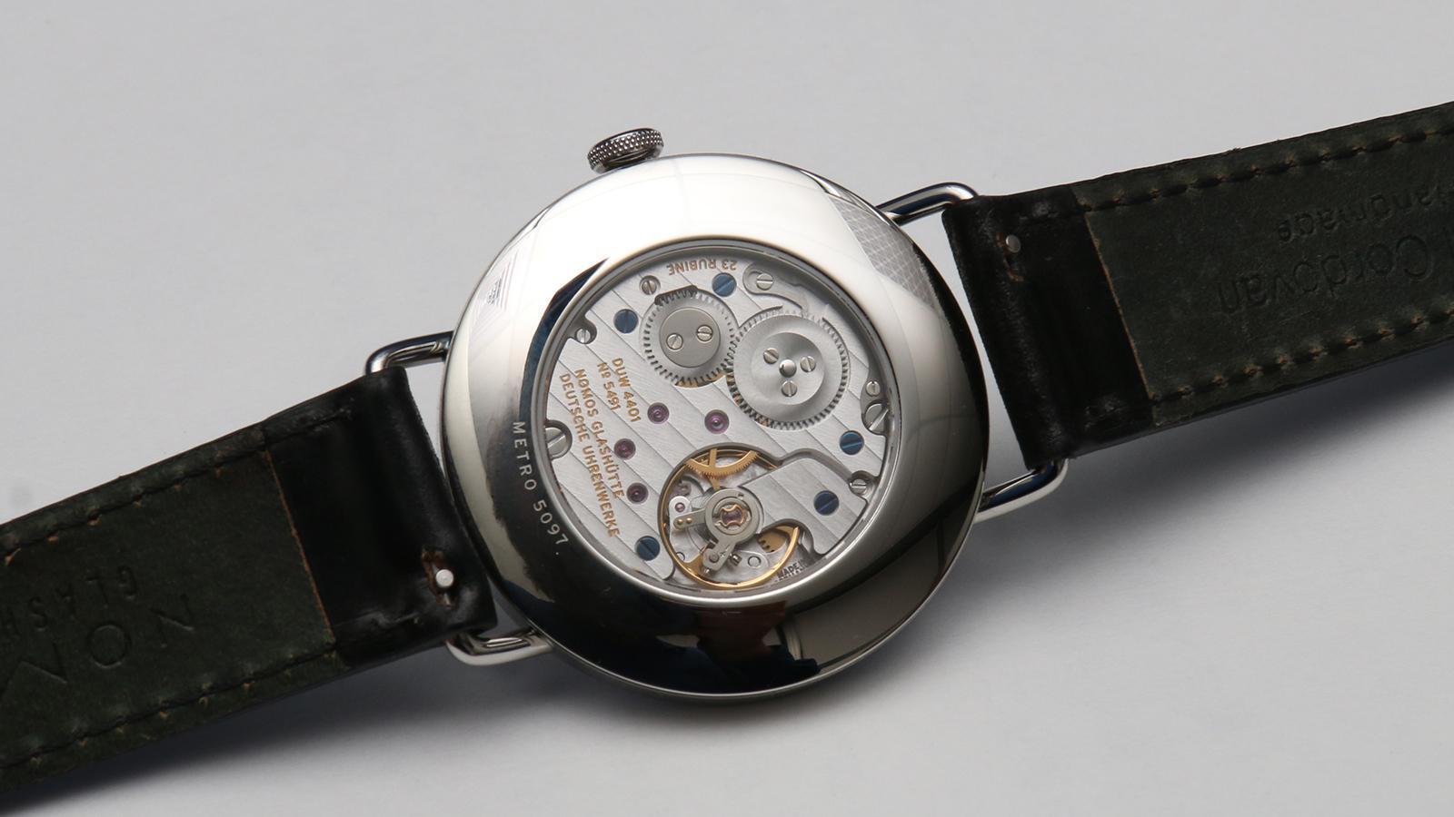 在同價位代的對手中,像NOMOS這樣發展發展自家機芯,甚至連擺輪、擒縱叉、擒縱輪、游絲等都自製的品牌真的非常少見。這枚DUW 4401就是第一枚,使用Swing System自製游絲擒縱系統的自家機芯。