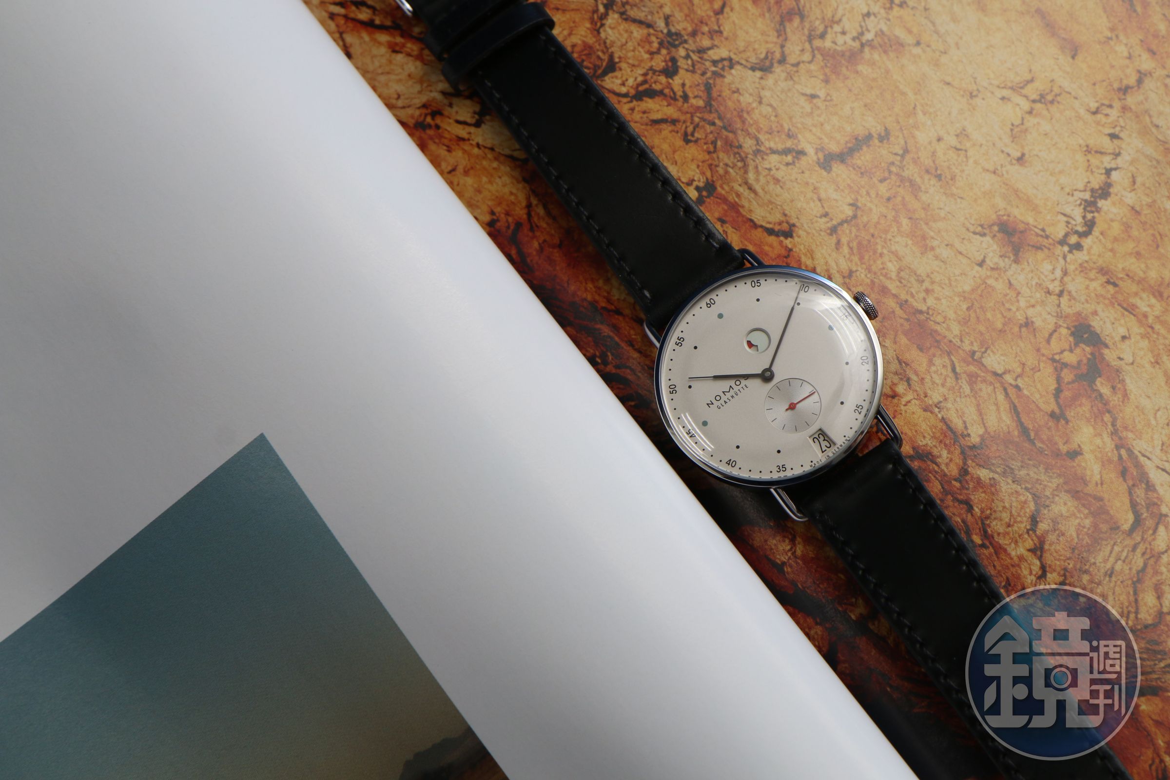 NOMOS Metro date power reserve腕錶，實用的功能和簡單的設計，讓它在穿著搭配上也很無敵。
