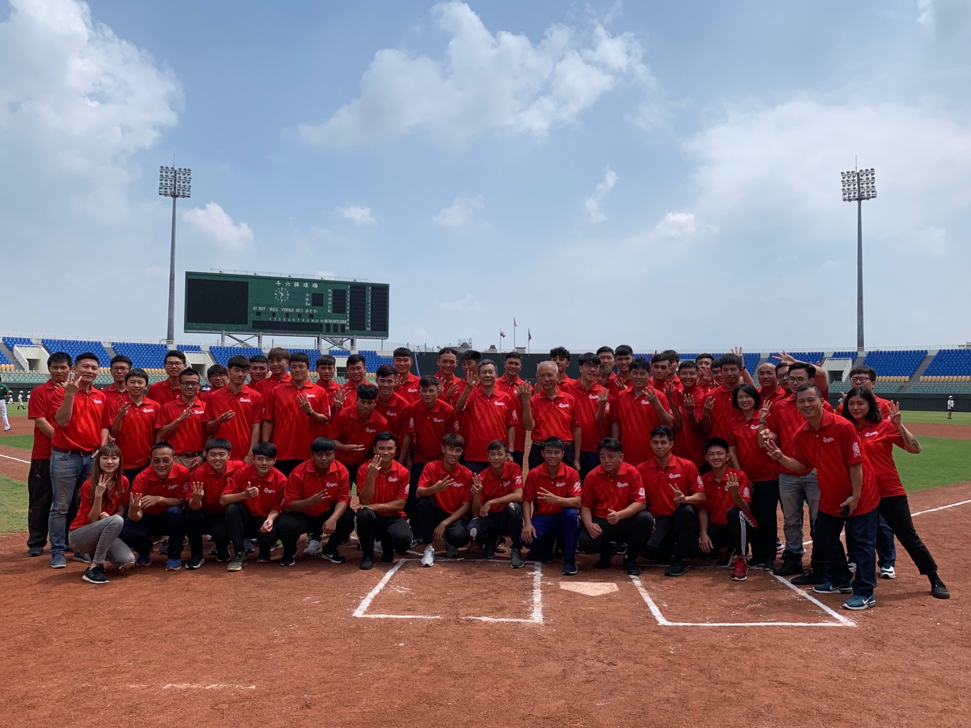 龍魂再現!味全龍週末開訓 復刻板球衣亮相