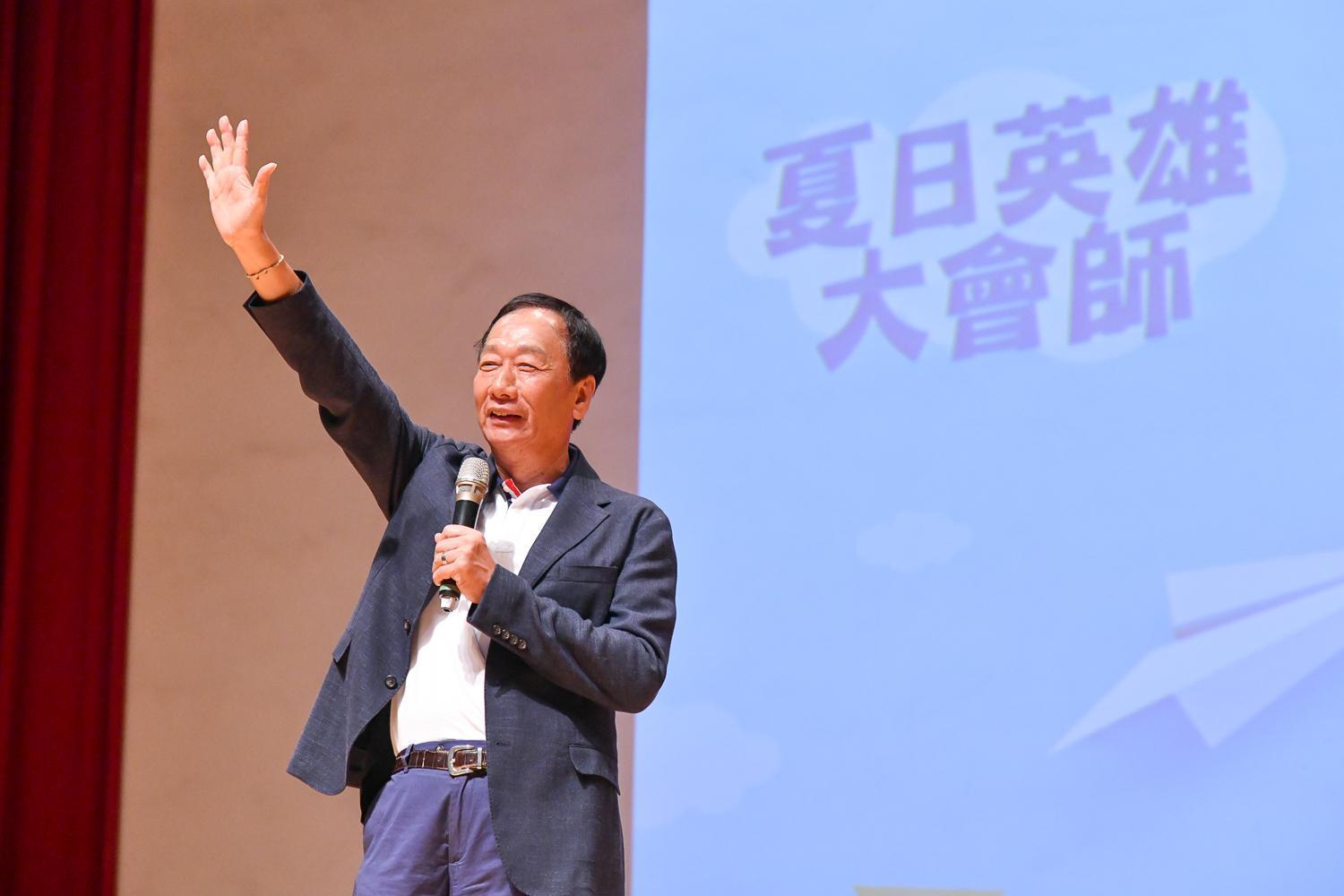 郭台銘出席永齡基金會「夏日英雄戰鬥營」活動時,再度提起「0到6歲國家養」的政策,引發外界無限聯想。(郭台銘辦公室提供)