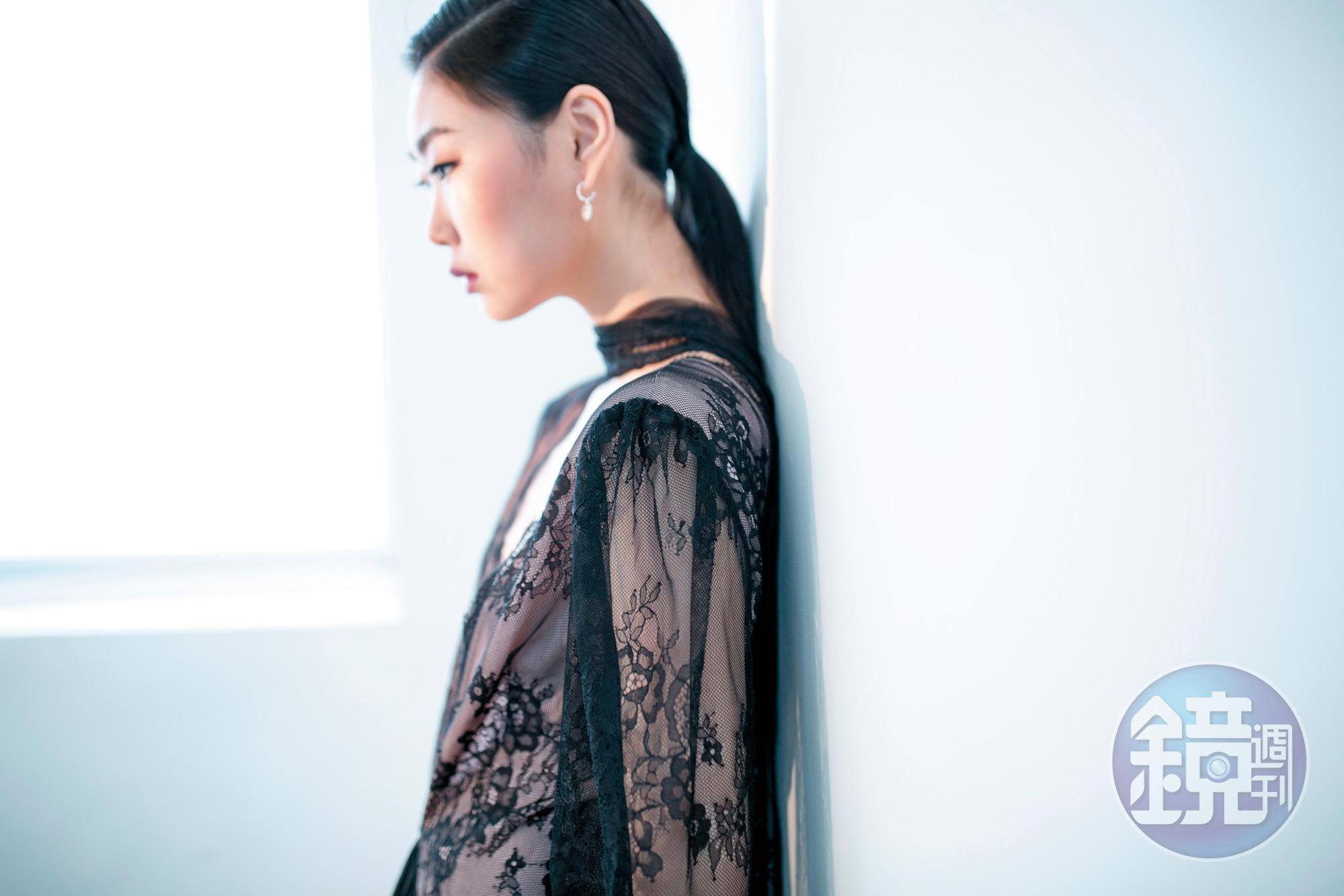 ROSE DES VENTS羅盤玫瑰18K白金雙面鑽石耳環,by DIOR,NT$390,000/黑色蕾絲透膚洋裝,by Blumarine,NT$237,000