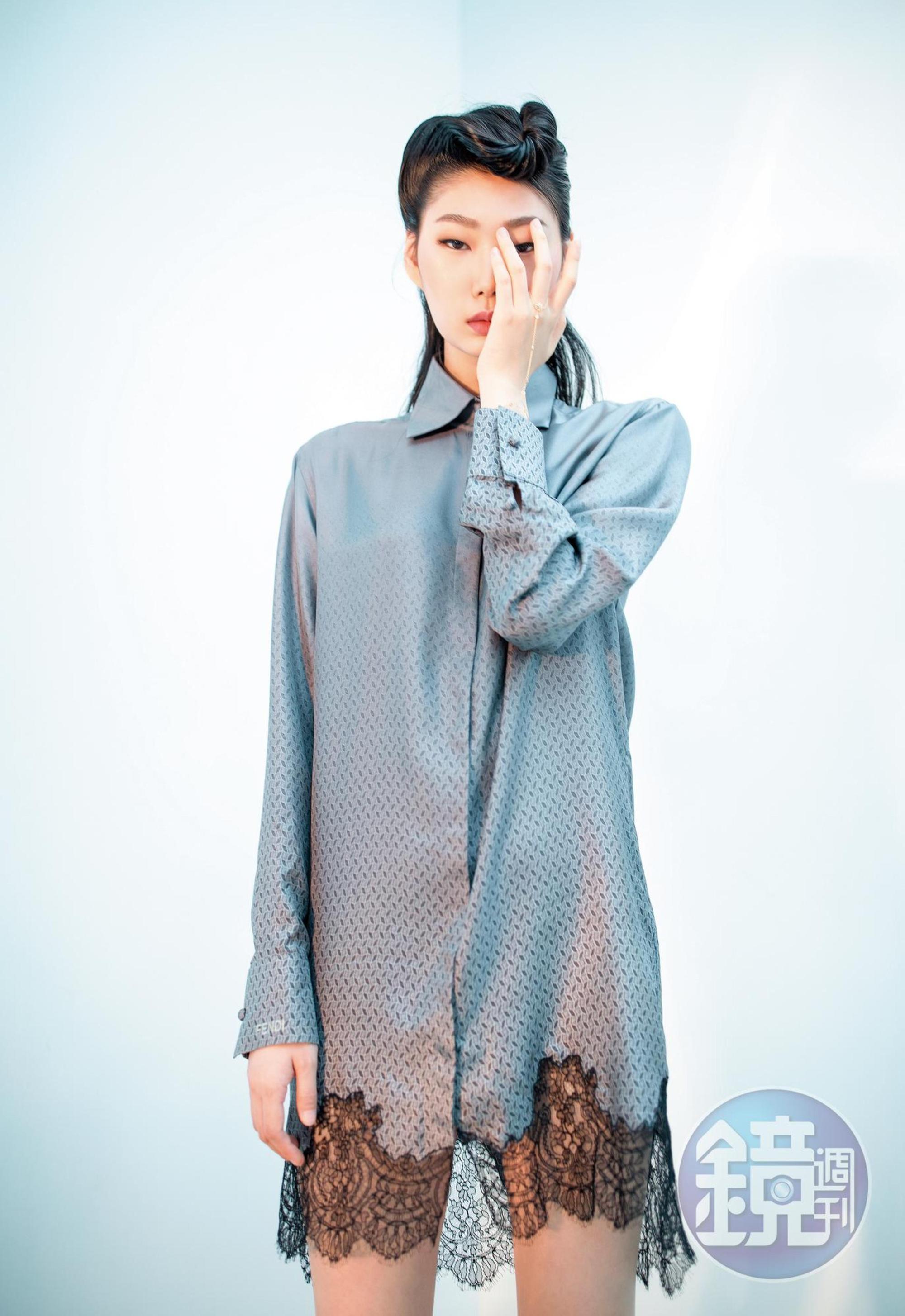 ROSE DES VENTS羅盤玫瑰,黃K金珍珠母貝鑽石手鍊戒,耳墜NT$153,000 by DIOR/長袖蕾絲襯衫,NT$74,000,by FENDI
