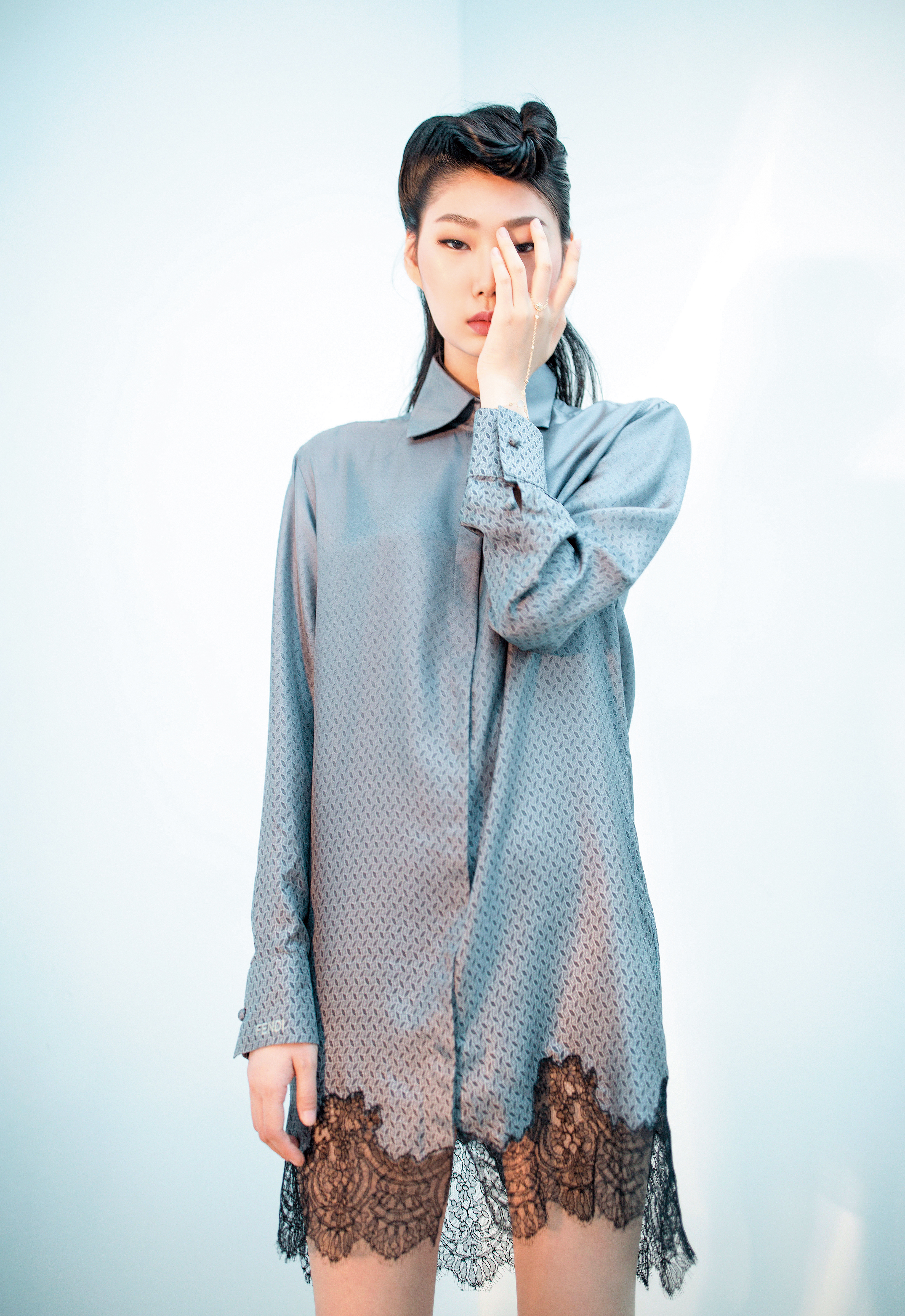 ROSE DES VENTS羅盤玫瑰，黃K金珍珠母貝鑽石手鍊戒，耳墜NT$153,000 by DIOR／長袖蕾絲襯衫，NT$74,000，by FENDI