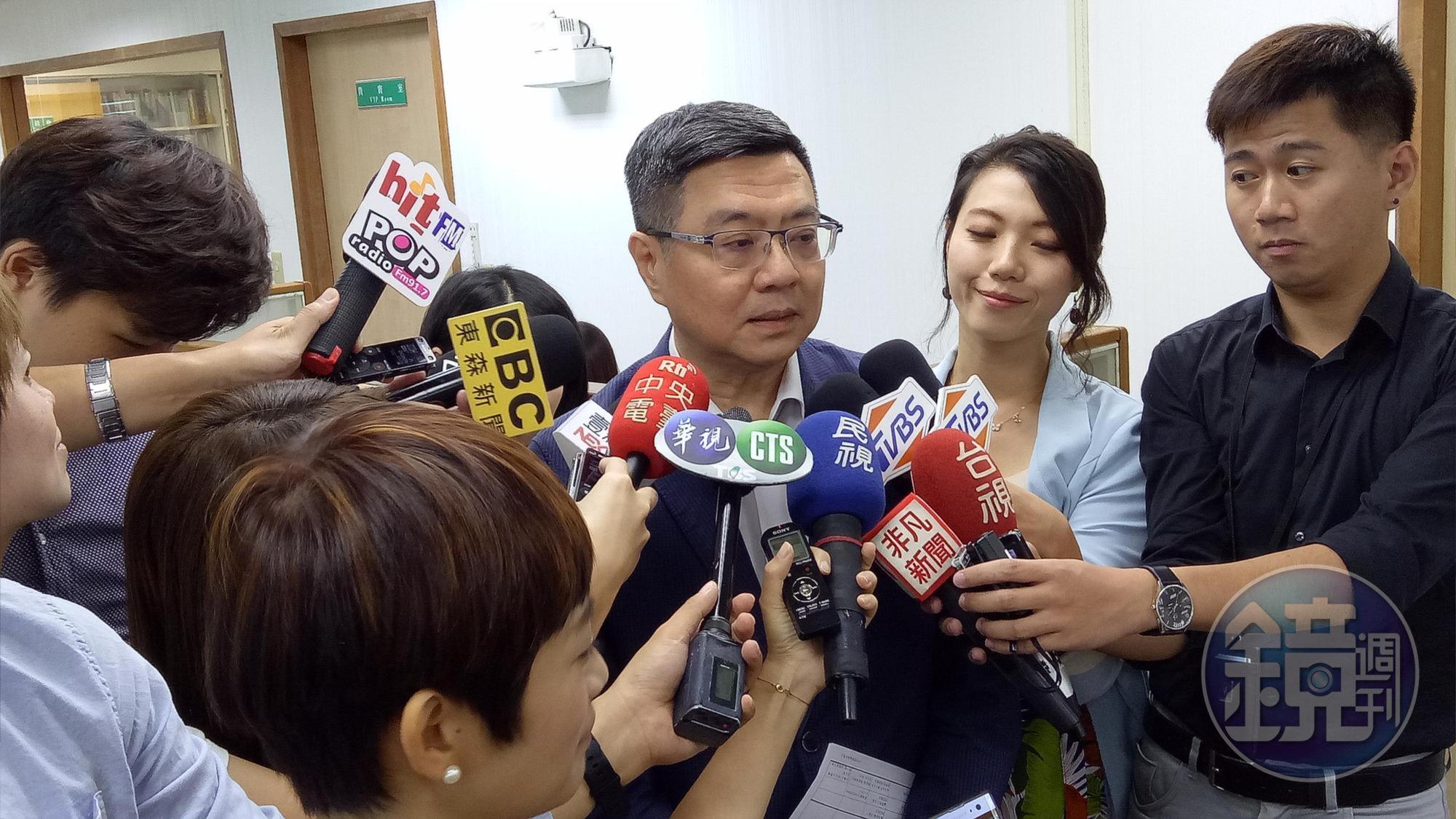 民進黨主席卓榮泰今主持中常會前接受媒體訪問。
