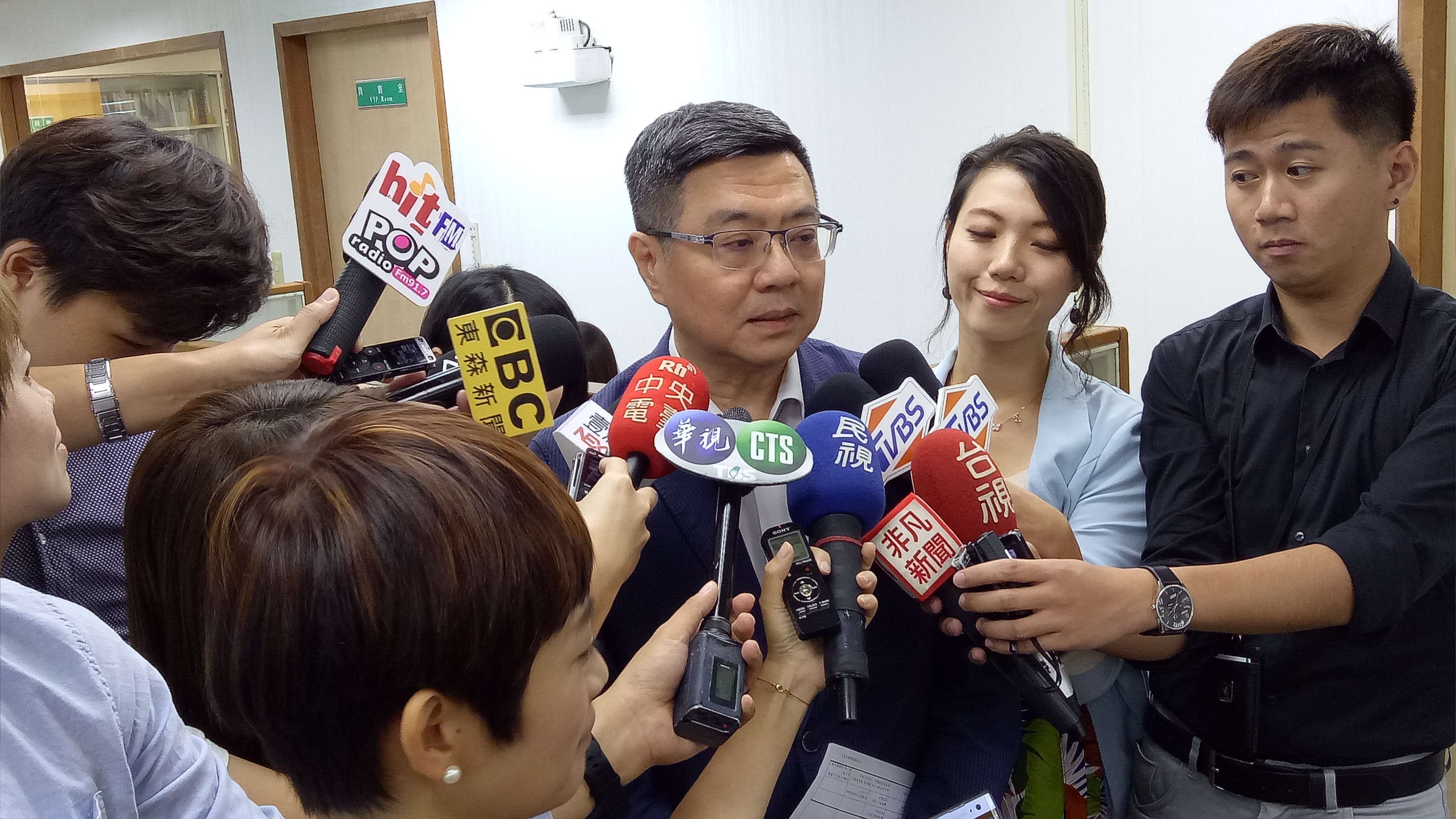 民進黨主席卓榮泰今主持中常會前接受媒體訪問。