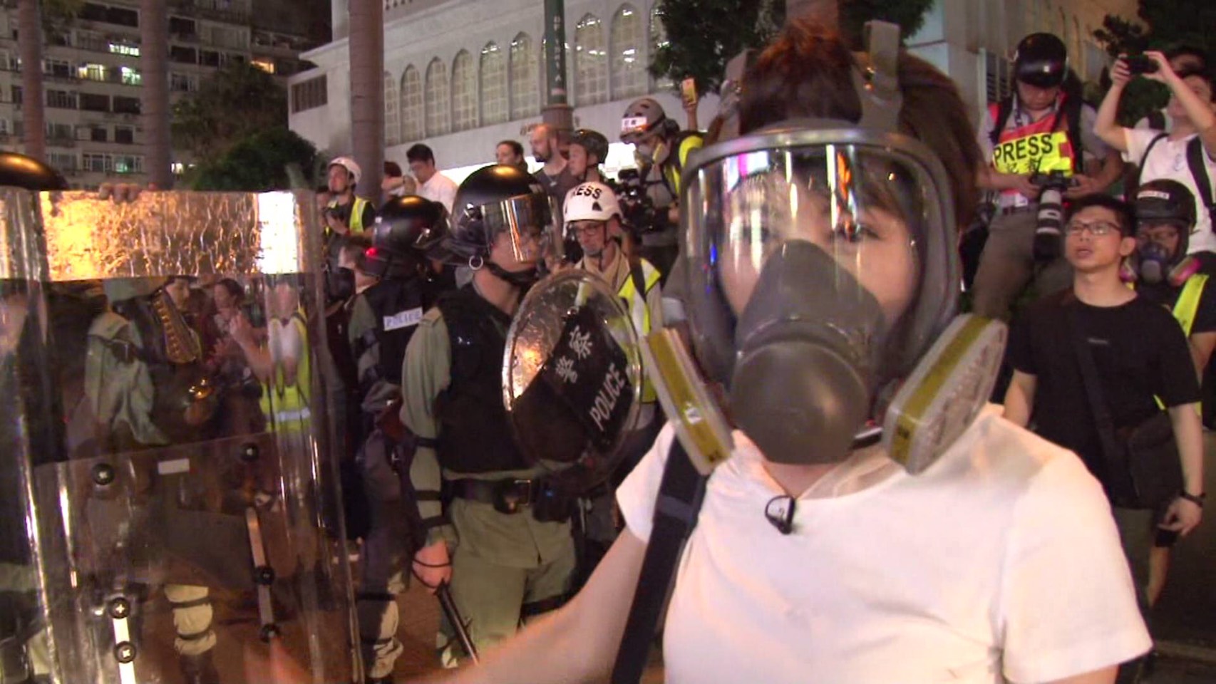 陳雅琳率領團隊深赴香港前線採訪，結果在尖沙咀遭港警發射催淚彈無差別攻擊。（壹電視提供）