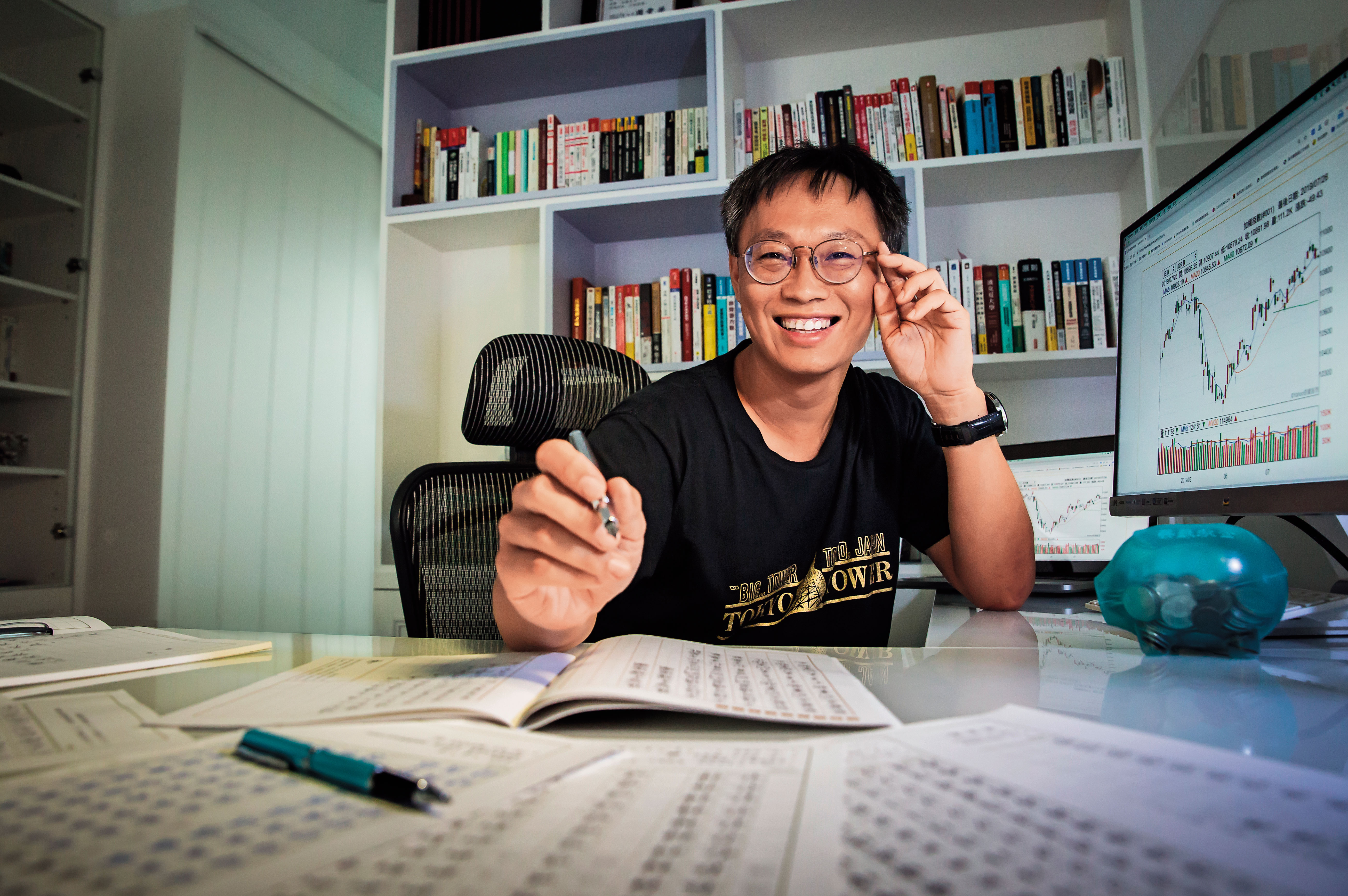 小樂下班後喜歡臨摹字帖，鍛鍊自己的專注力與耐心。