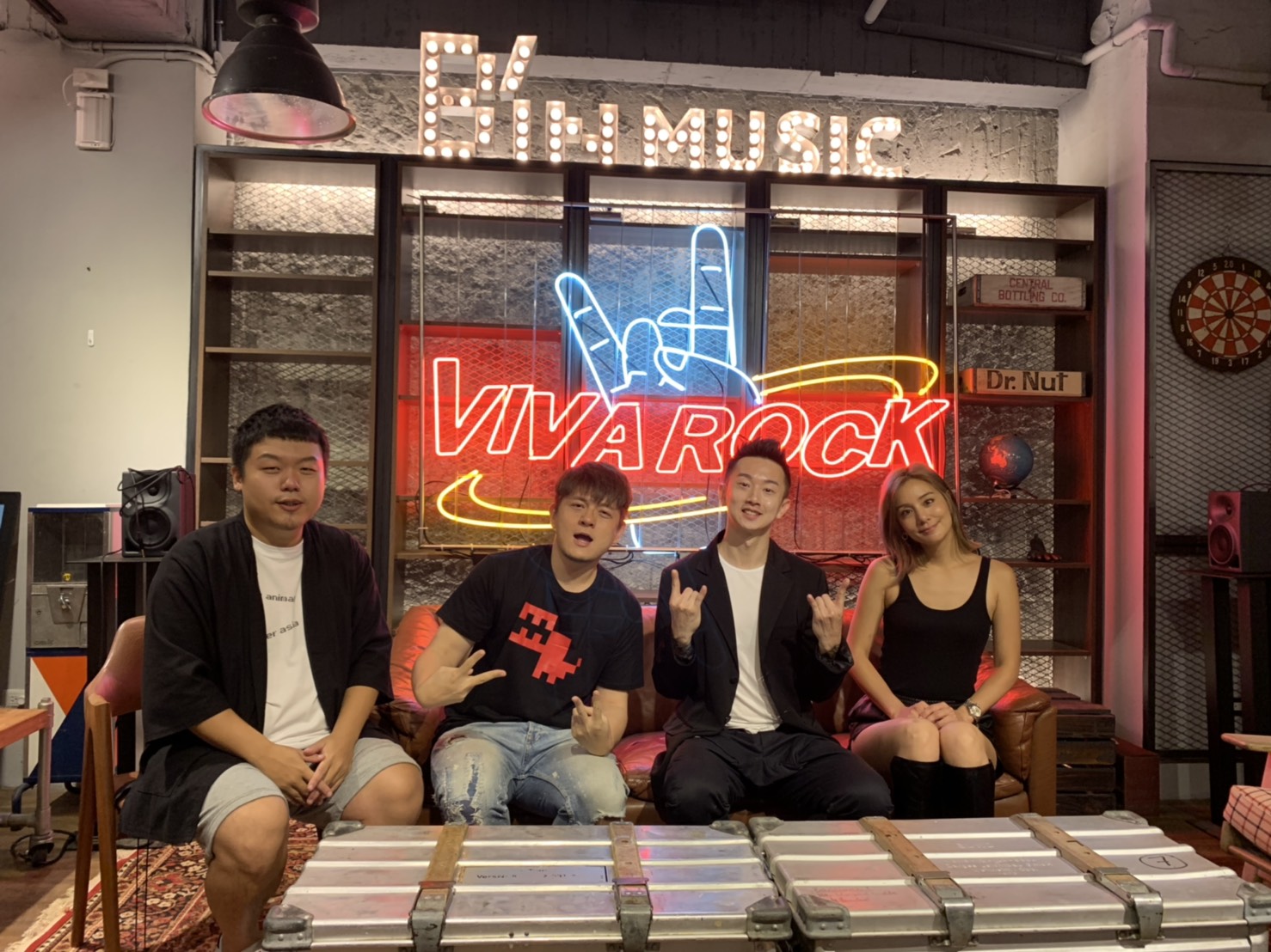 莎莎及廣場舞達人Max突擊幸福企業「相信音樂」。（TVBS提供）