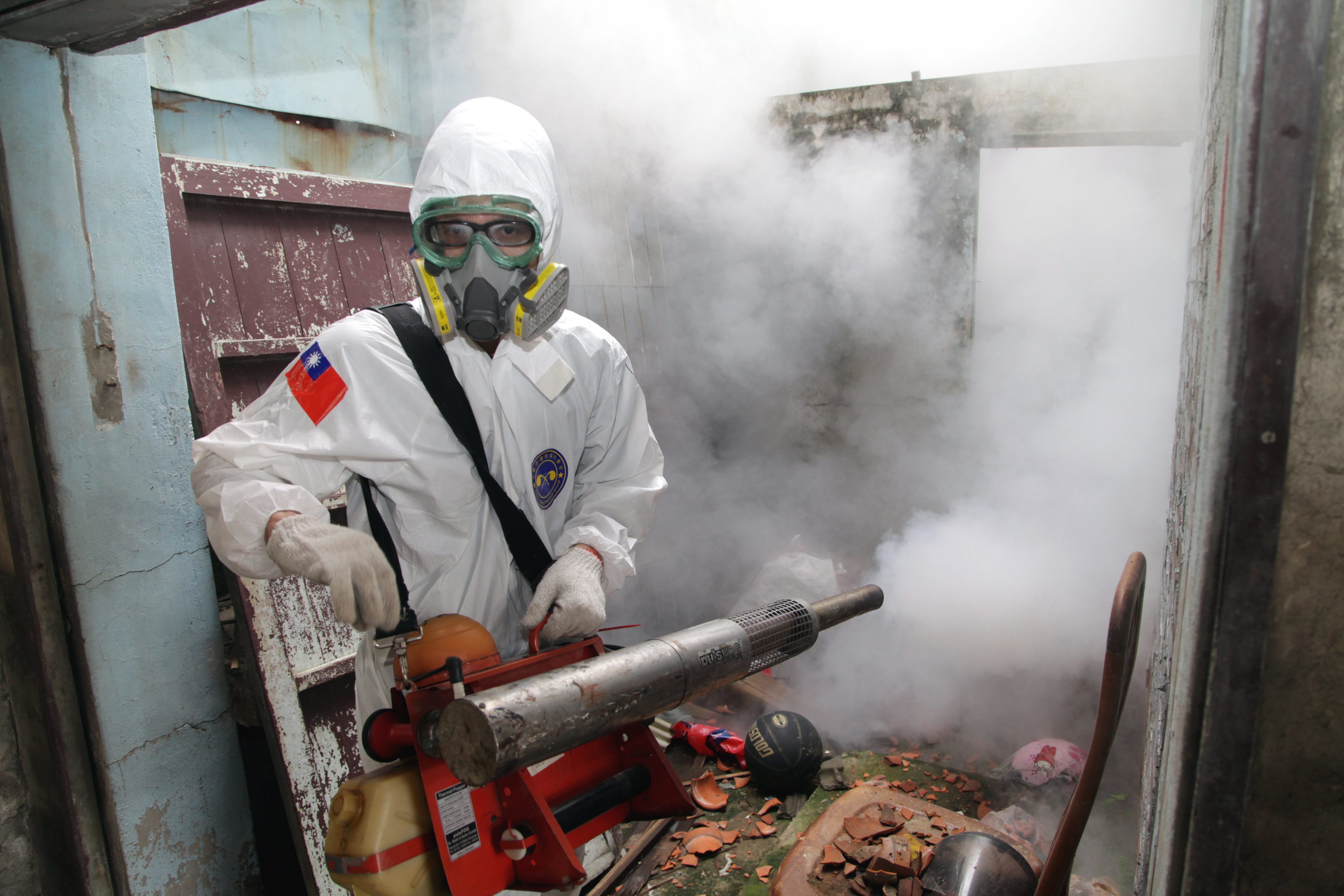 新北市中和出現今年第一例本土登革熱病例，圖為防疫人員穿防護服噴藥滅蚊，資料照。（東方IC）