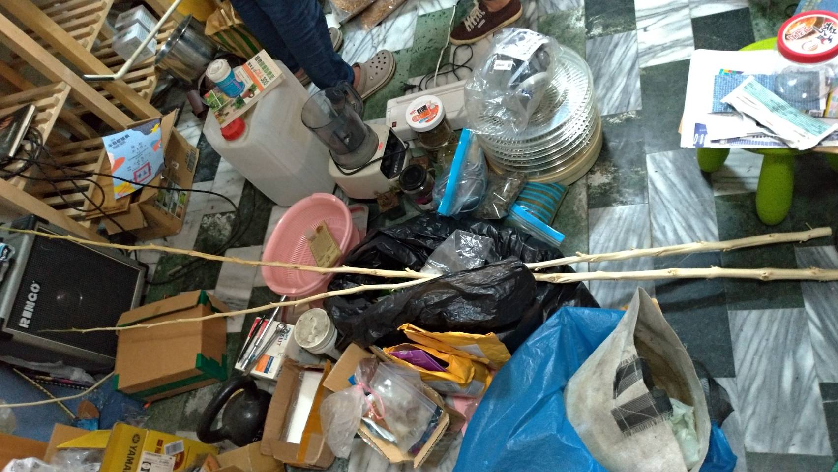 劉姓嫌犯住處查獲半成品及提煉工具。（翻攝畫面）