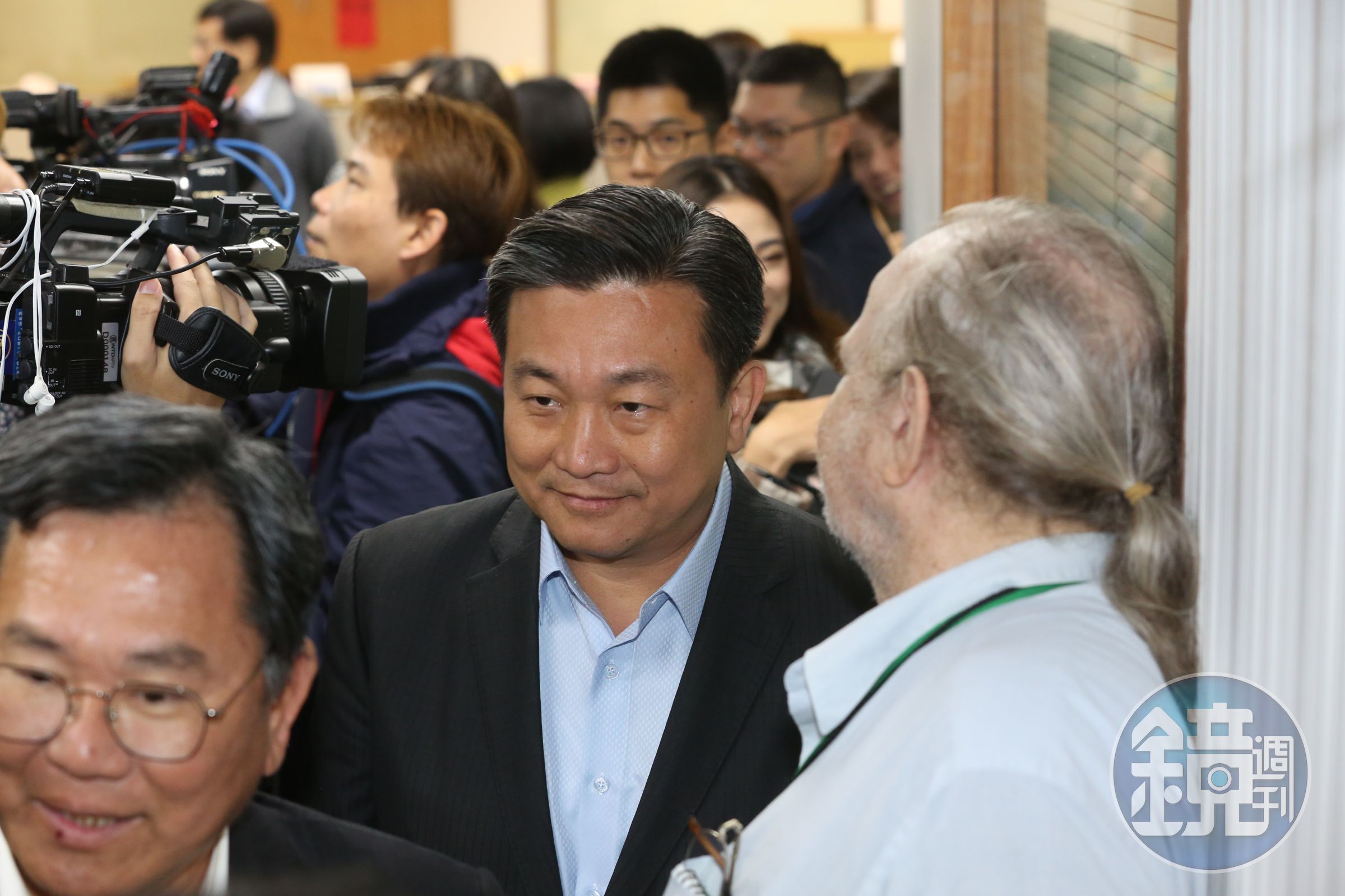 立委王定宇在民進黨中常會中批評中央黨部人事「小圈圈任命」，當場請辭中常委。