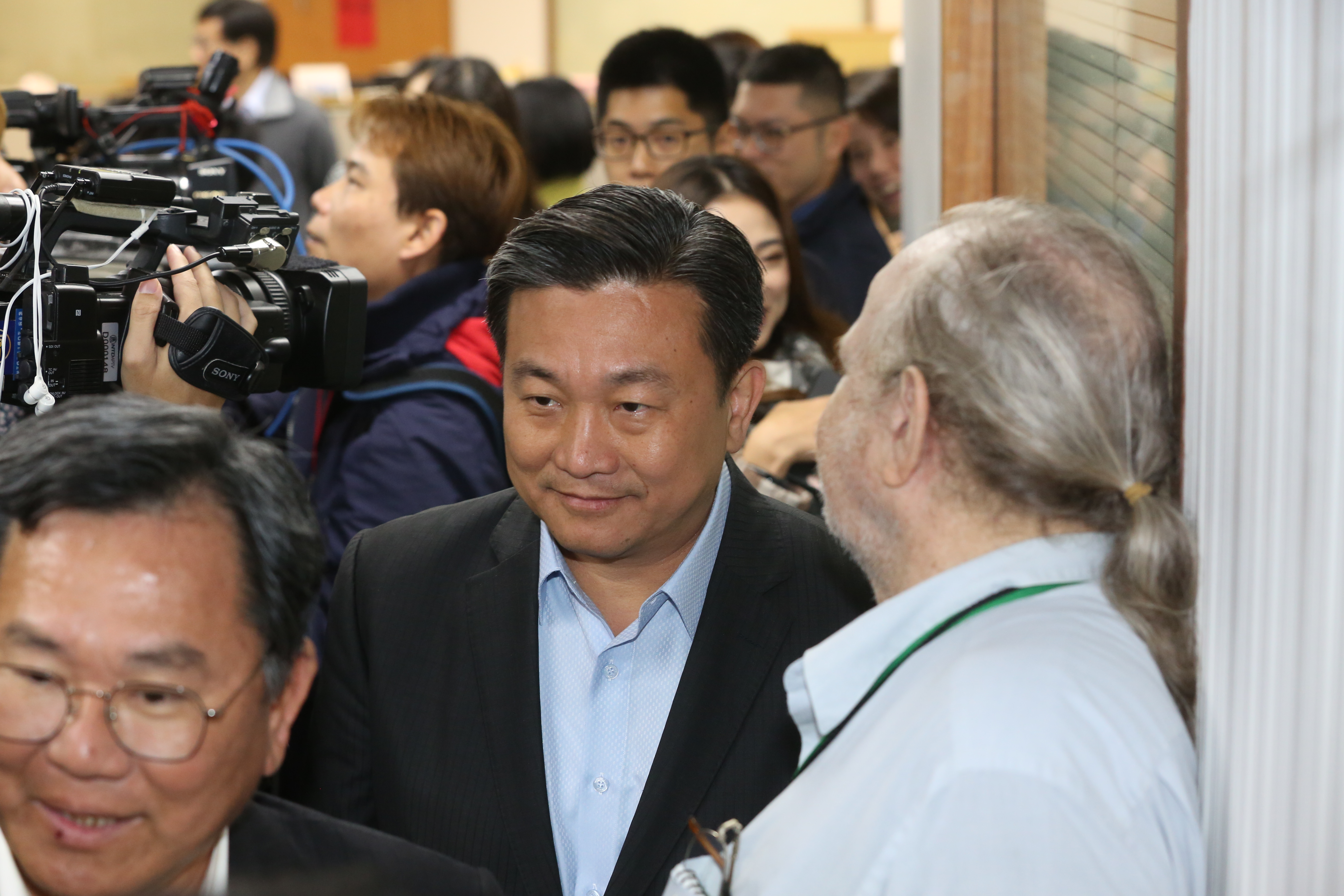 立委王定宇在民進黨中常會中批評中央黨部人事「小圈圈任命」，當場請辭中常委。