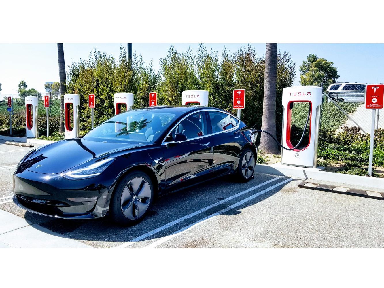 TESLA Model 3近日於台灣正式發表,並對其他也將引進純電車的車廠造成極大壓力。