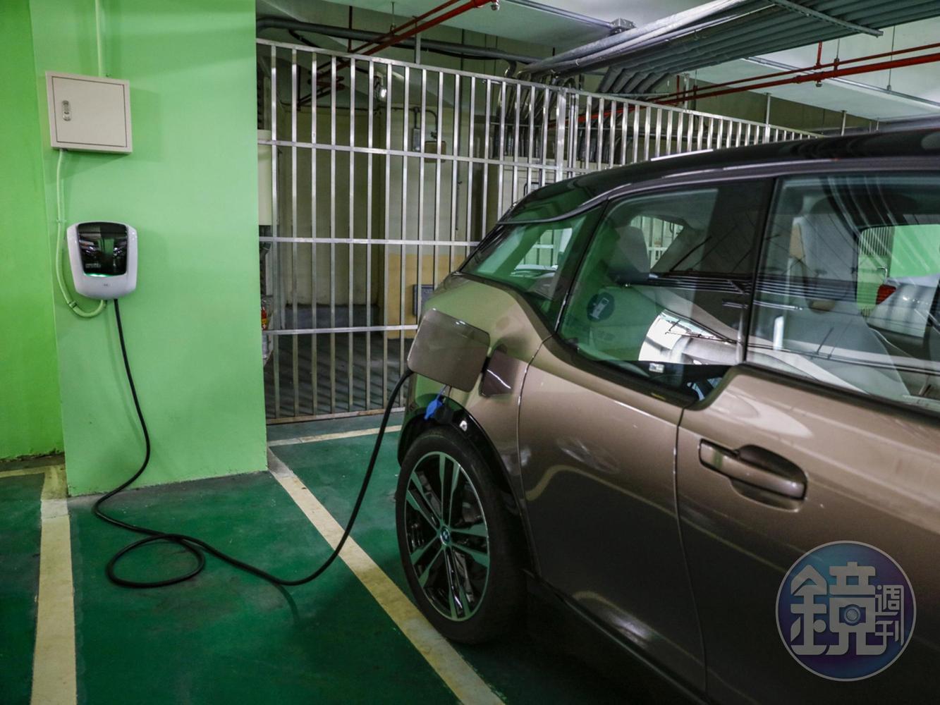 因為DC直流充電樁不給力,只好用另一個AC交流充電器「慢慢」充。