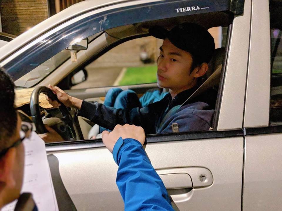 為了在片中開車，駕照考了6次才考到的大鶴還練了2天車才上路。（翻攝自大鶴臉書）