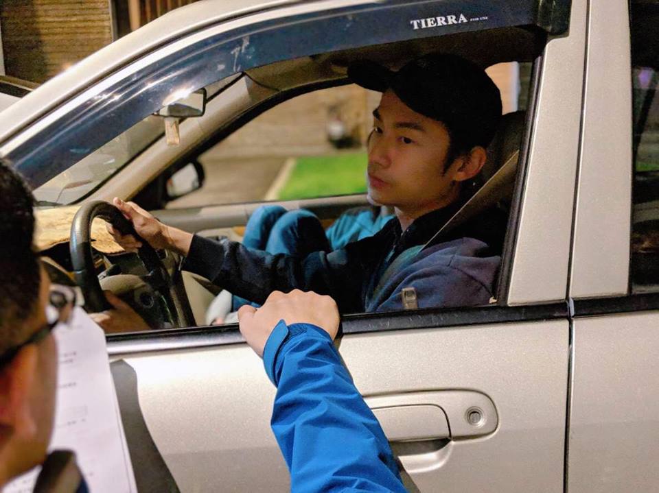 為了在片中開車，駕照考了6次才考到的大鶴還練了2天車才上路。（翻攝自大鶴臉書）