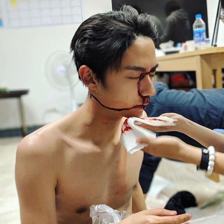 第一次演男一，儘管只是電影短片，大鶴仍相當敬業，還為戲練吐血，吐到差點窒息。（翻攝自大鶴臉書）