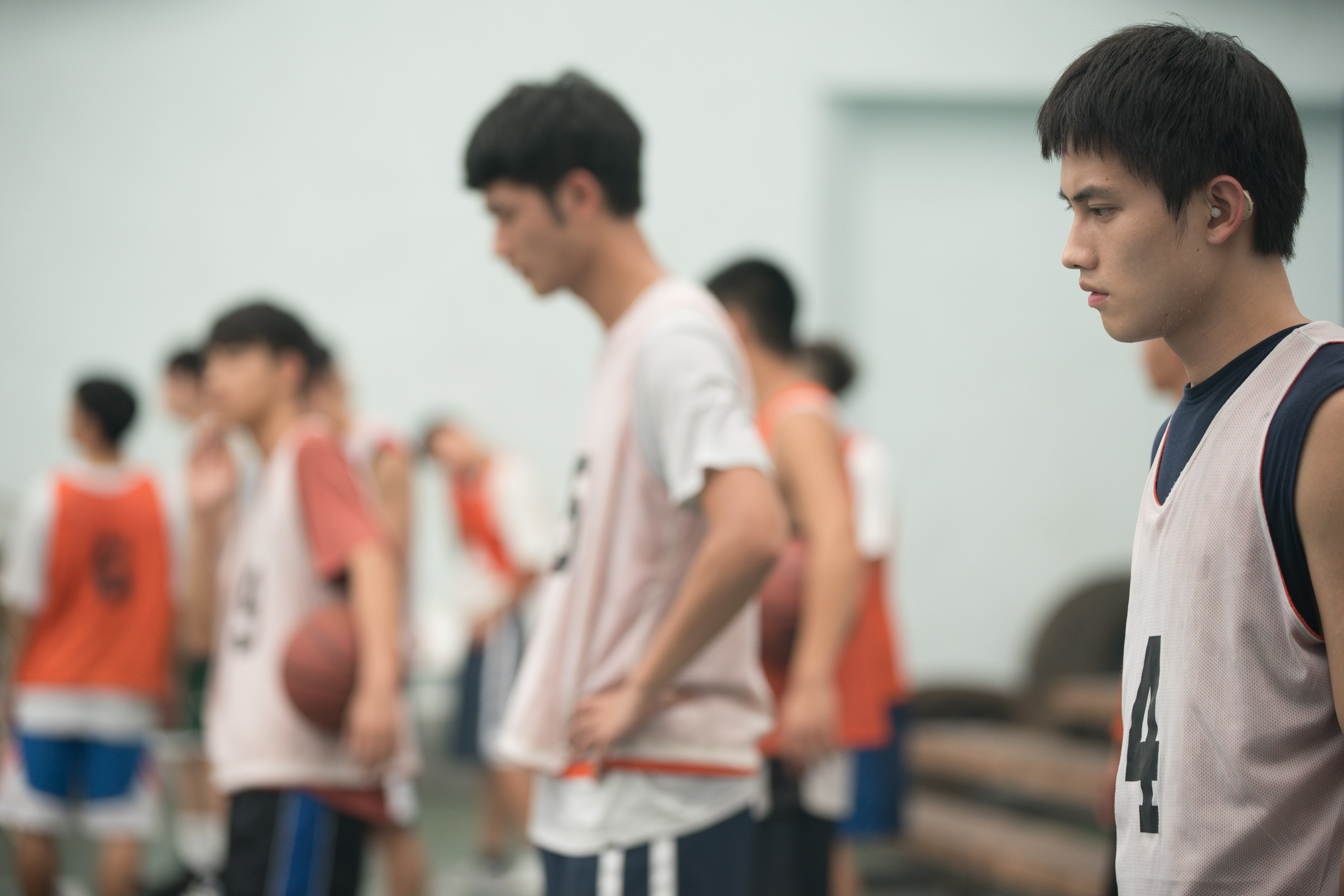 范少勳在《下半場》詮釋聽力受損的球員，成功逼出不少觀眾的眼淚。（華納提供）