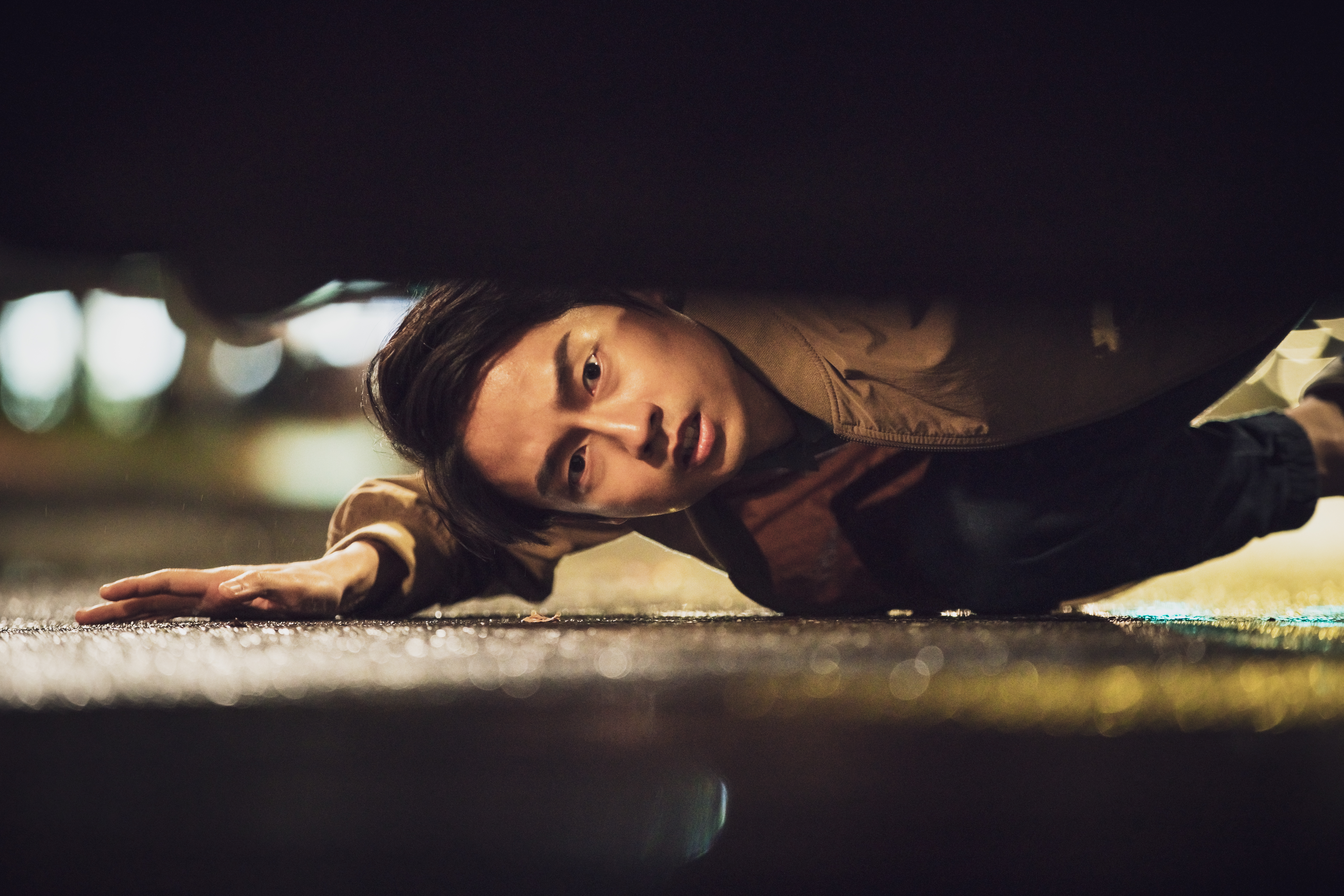 林鶴軒（大鶴）演藝生涯中第一部男一作品就是《肇事者逃逸》，他陷入不對死亡又復生輪迴，原來是被「抓交替」。（鏡文學提供）