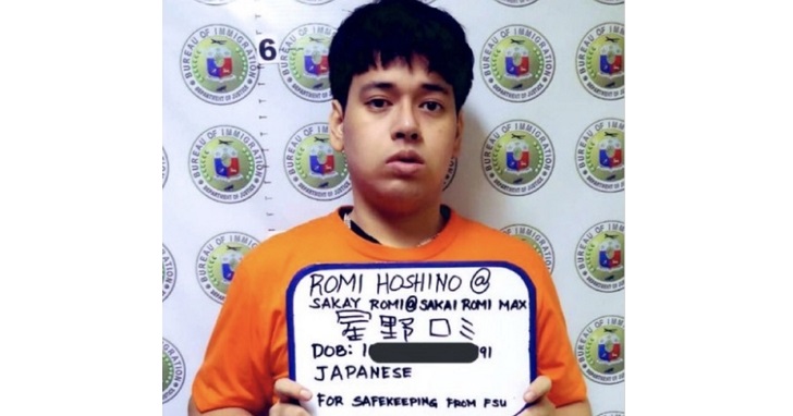 漫畫村負責人星野路實於菲國被逮。(翻攝自推特:ABS-CBN News)