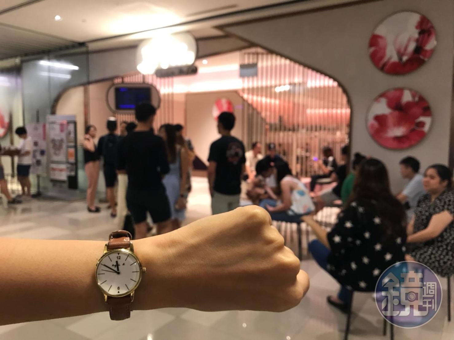 都午夜時段了，還有這麼多人等著進場吃火鍋。
