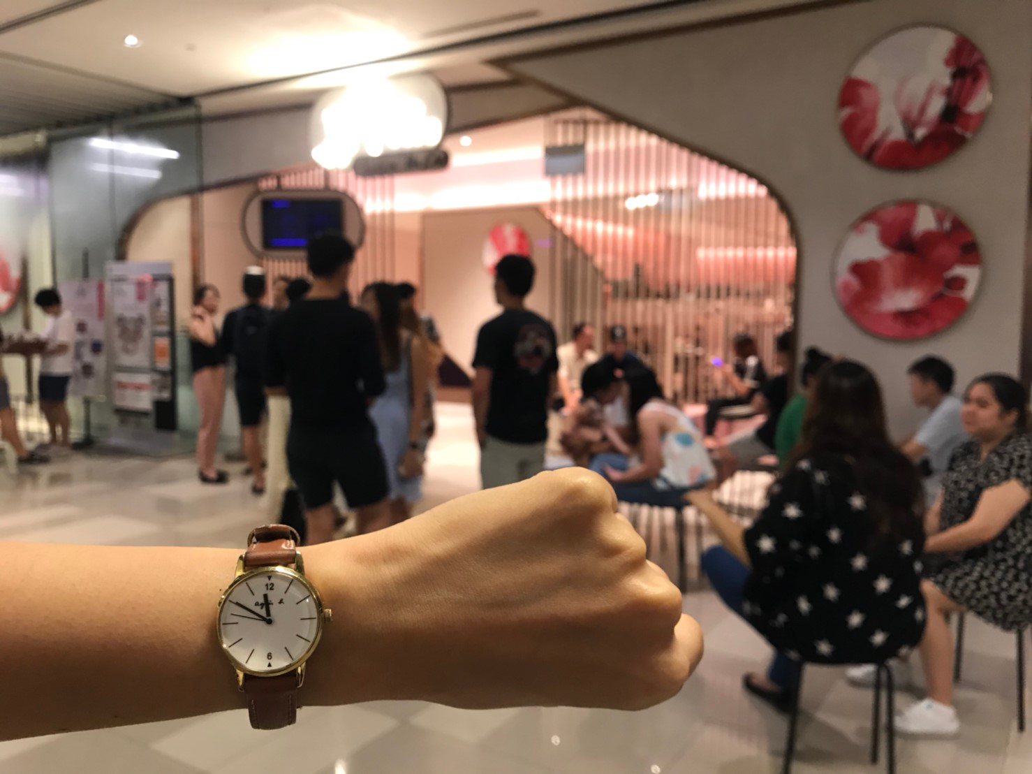 都午夜時段了，還有這麼多人等著進場吃火鍋。