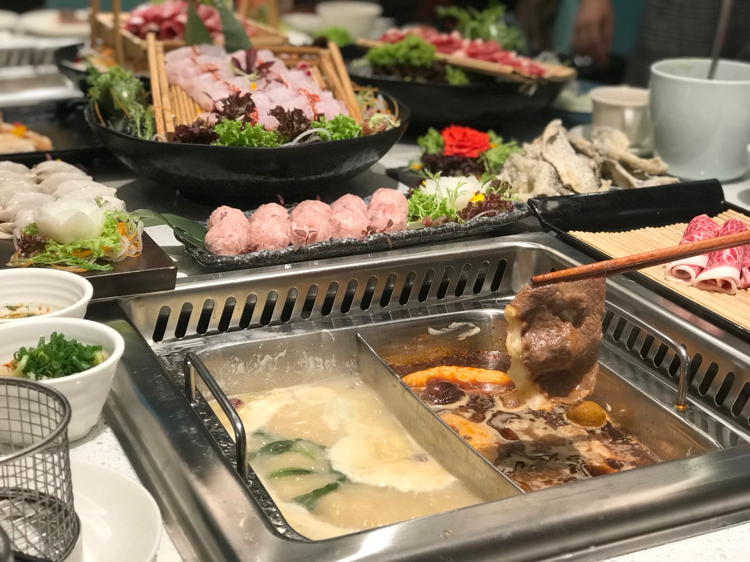開鍋時最多可以指定4款鍋底，一次就能嘗到4種風味。
