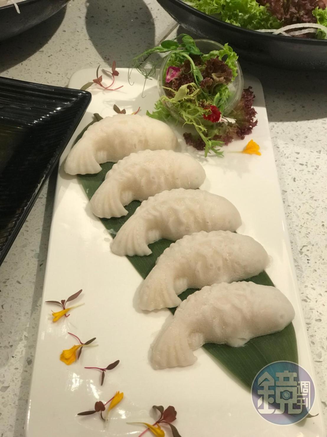 加了鮮魚肉、黃豆與蛋白的手工自製魚豆腐樣子可愛，口感既彈又滑。