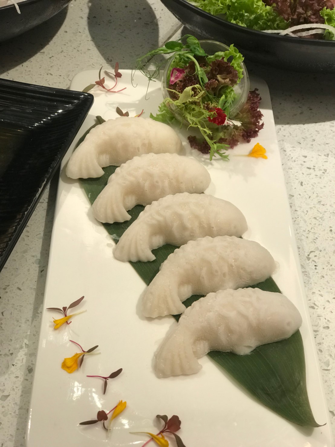 加了鮮魚肉、黃豆與蛋白的手工自製魚豆腐樣子可愛，口感既彈又滑。