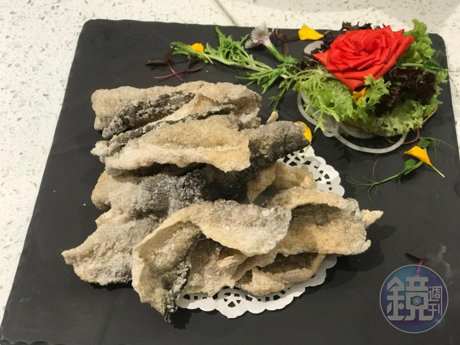 新加坡紅火的炸魚皮可以單吃，加進「滋補養生香辣鍋」，吸了辣油也很對味。