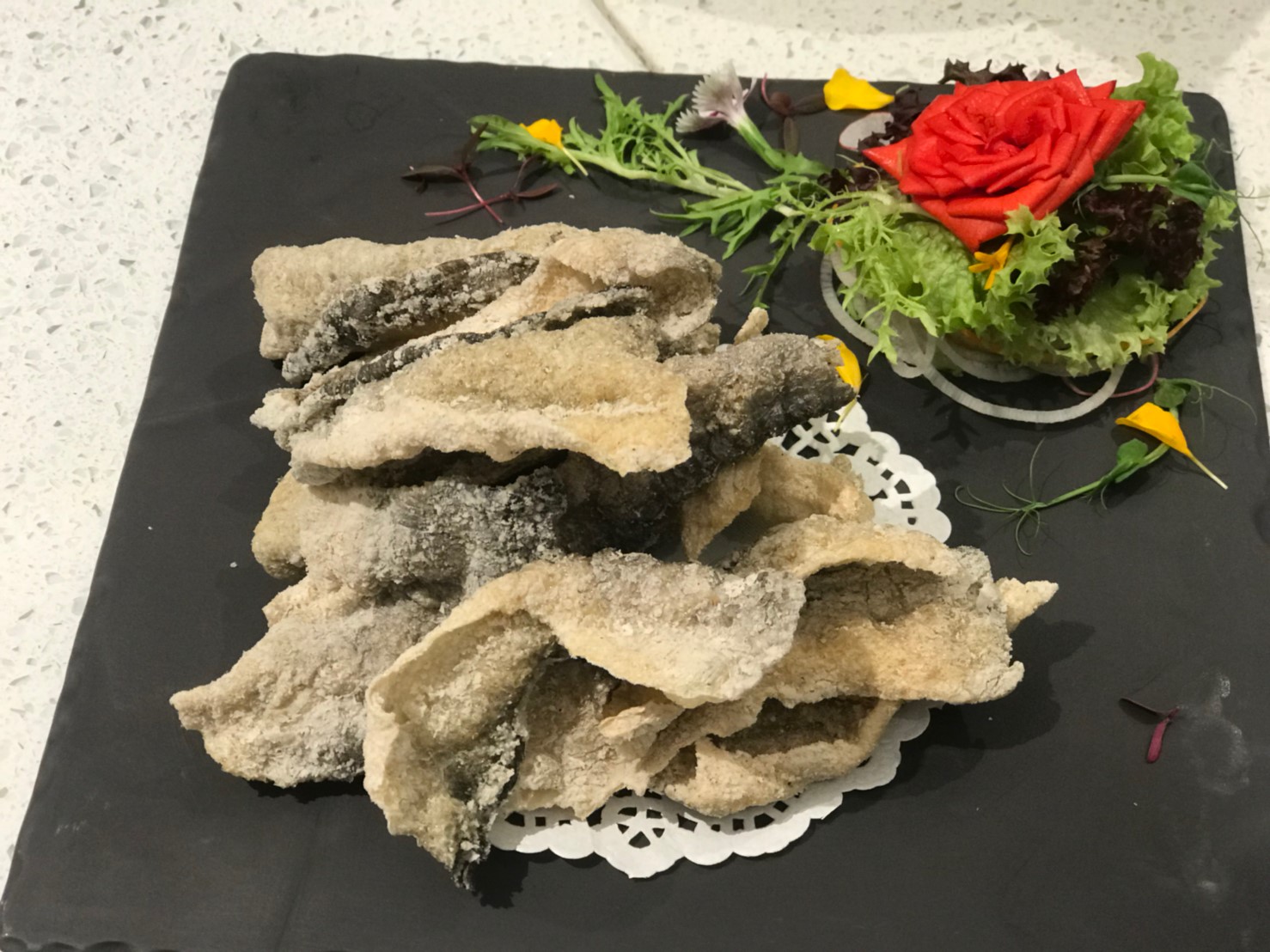 新加坡紅火的炸魚皮可以單吃，加進「滋補養生香辣鍋」，吸了辣油也很對味。