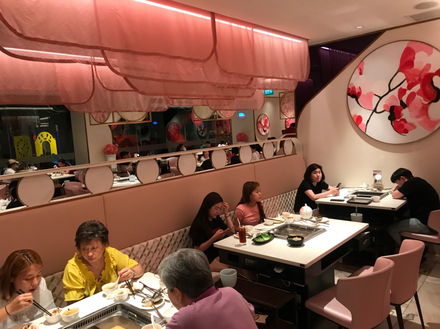 新加坡美滋鍋創始店空間浪漫粉色，來台首店也走粉紅風。