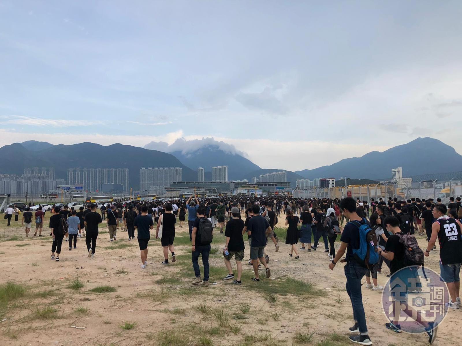數以千計示威群眾從機場撤離，在曠野中步行到距離機場約6公里的最近地鐵站東涌，寫下香港新世代的「出埃及記」。