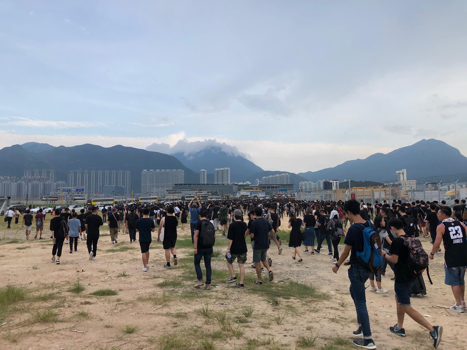 數以千計示威群眾從機場撤離，在曠野中步行到距離機場約6公里的最近地鐵站東涌，寫下香港新世代的「出埃及記」。