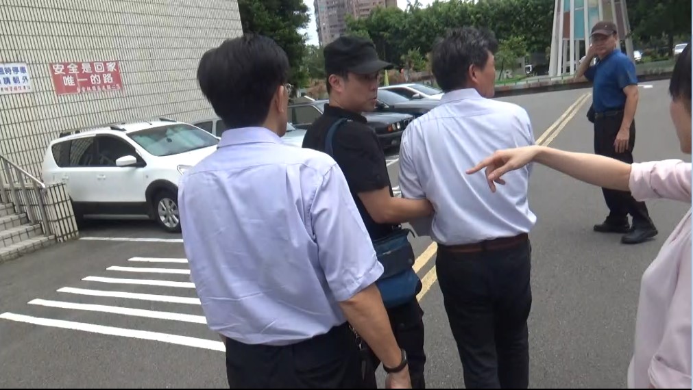 承辦檢察官帶隊至台電公司拘提呂嫌，並查扣遭竄改用電實地調查書、稽查手冊等贓證物。（刑事局提供）