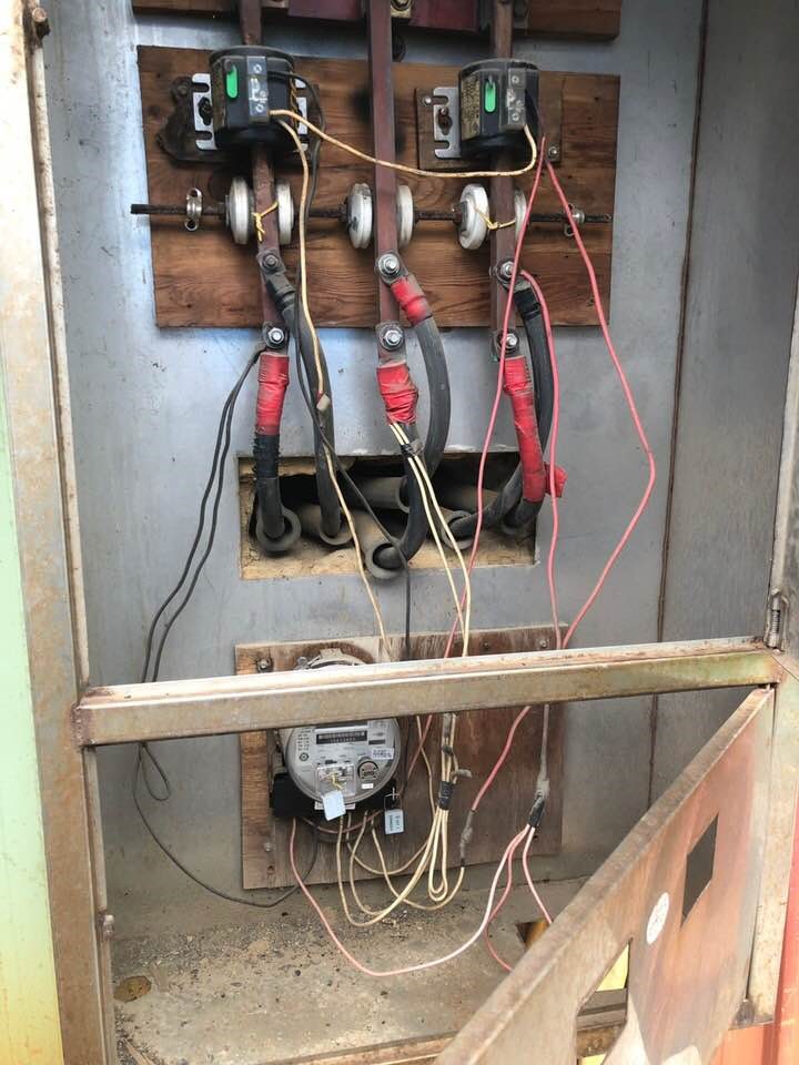 警方會同台電稽查員至蘆竹區某倉儲工廠稽查電表，沒想到對方竟是竊電集團內鬼。（刑事局提供）