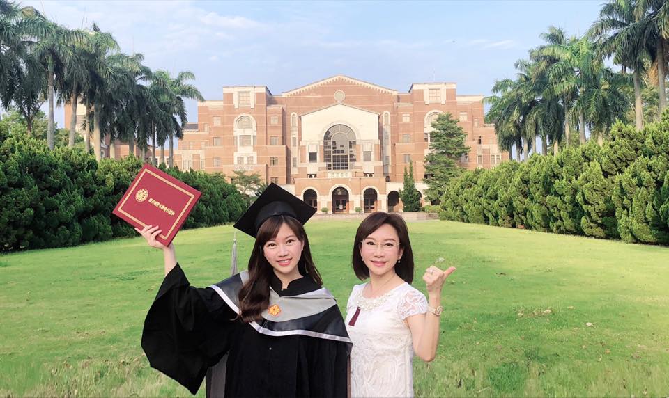 剛拿到台大商研所碩士學位的蔡尚樺（左），人生不斷轉換跑道，開啟了多元豐富的斜槓人生。（翻攝自蔡尚樺臉書）