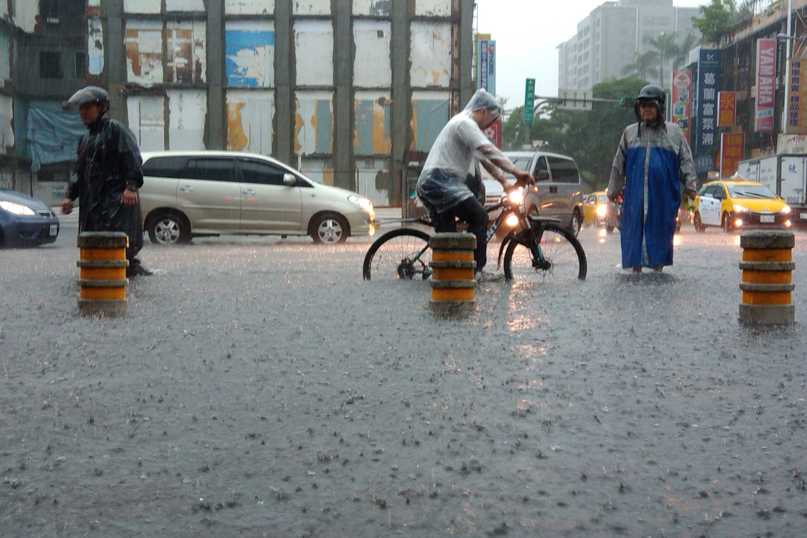 今日雨勢滂沱，基於安全起見，高雄市府中午宣布那瑪夏、桃源區下午停班停課。（示意圖）