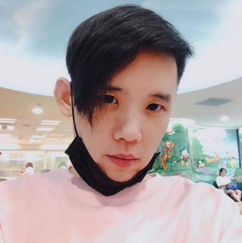 丁小芹的胞弟丁允晰陳屍家中，年僅38歲。（翻攝自丁弟臉書）