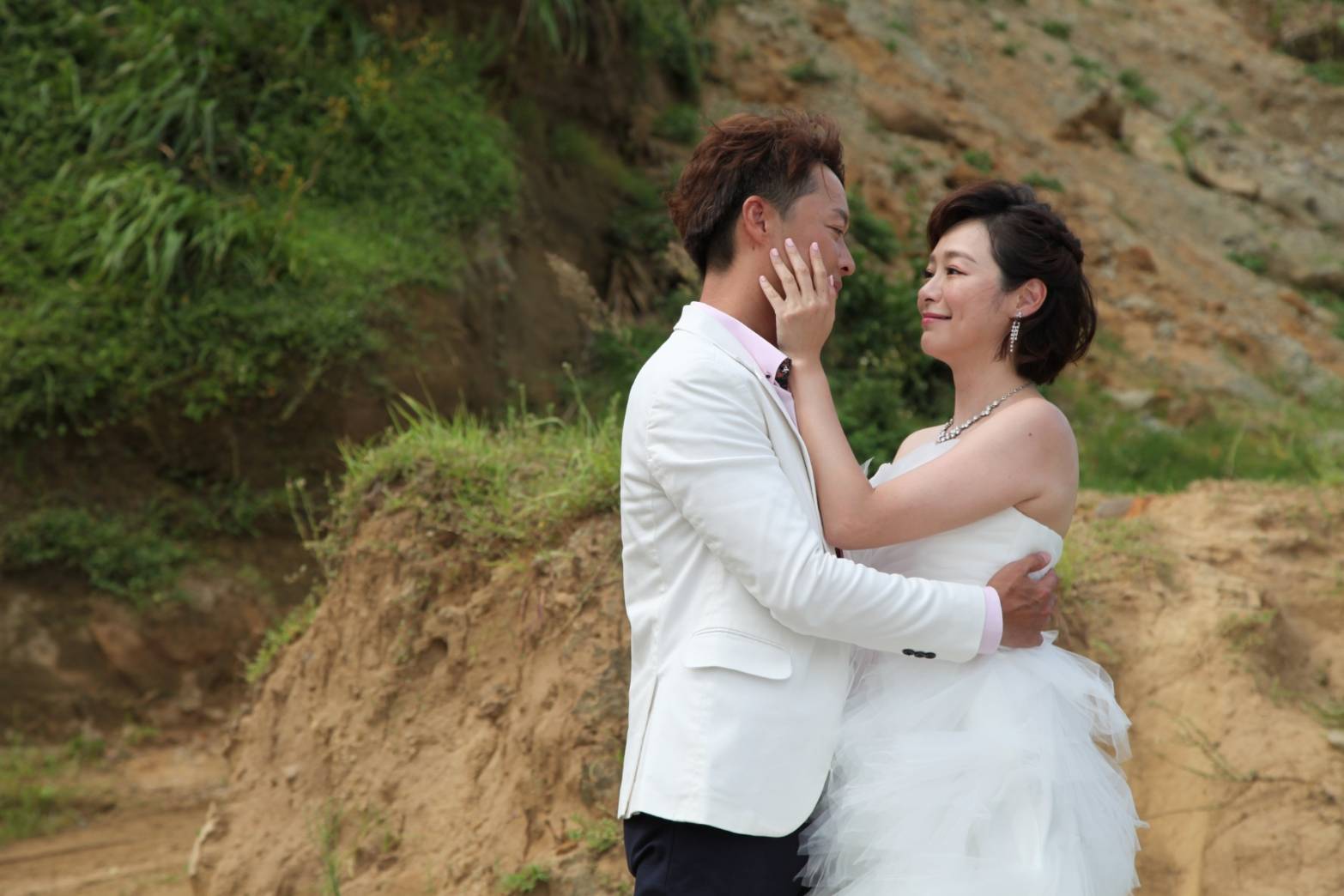 何豪傑跟茵芙兩人為拍攝這場重頭戲，水牛坑風景區拍攝，何豪傑說拍攝時颳起大風，兩人不時提醒對方的造型，避免成了「瘋子」。（民視提供）