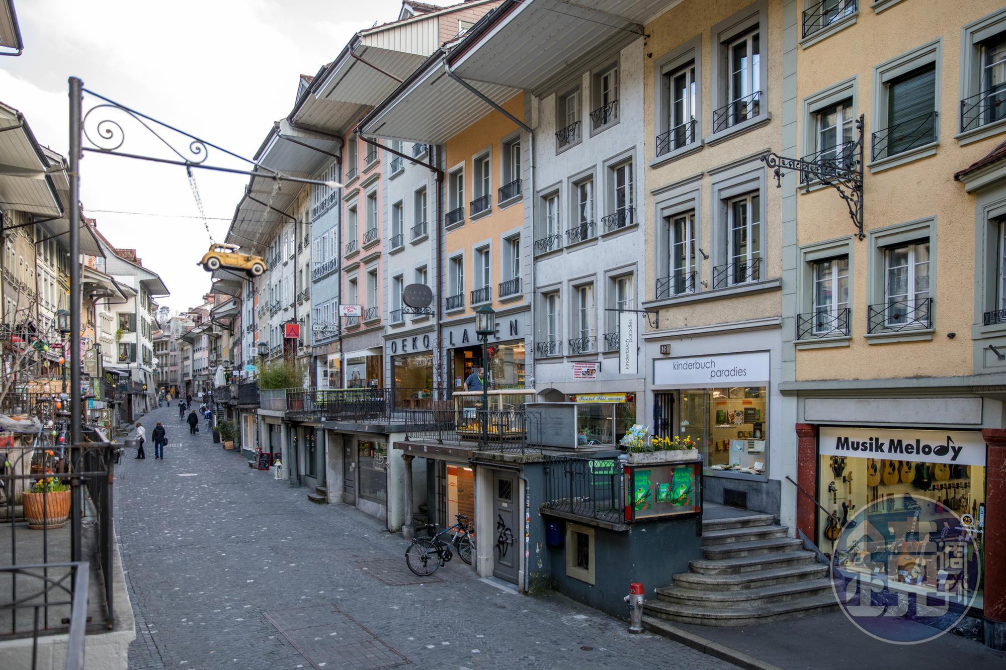 保留12世紀建築特色的舊城,街道分為兩層,下層車道,上層則為人行道。兩層皆有商店。